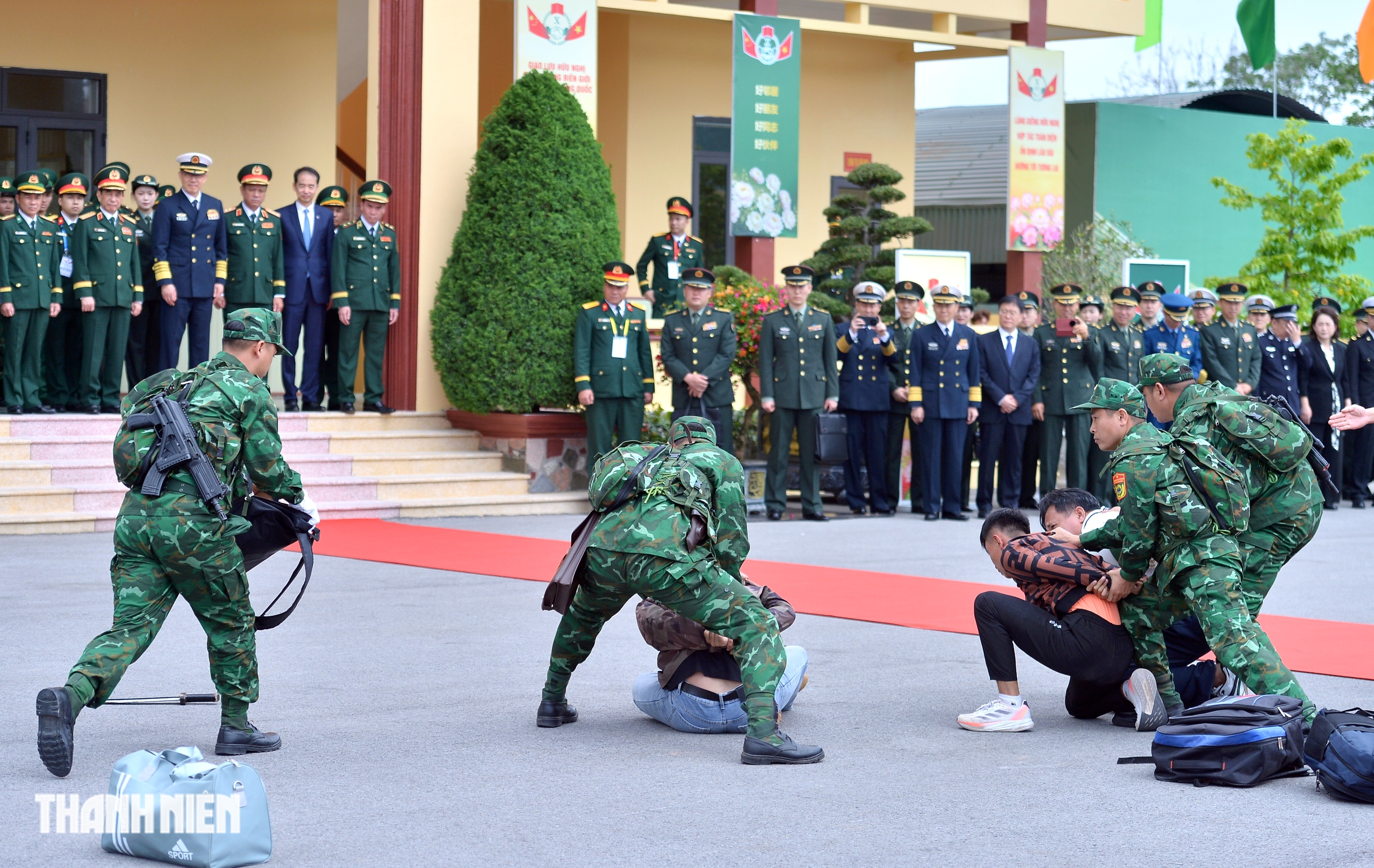 Bộ trưởng Quốc ph&ograve;ng Việt Nam - Trung Quốc xem bi&ecirc;n ph&ograve;ng diễn tập bắt tội phạm ma t&uacute;y - Ảnh 12.