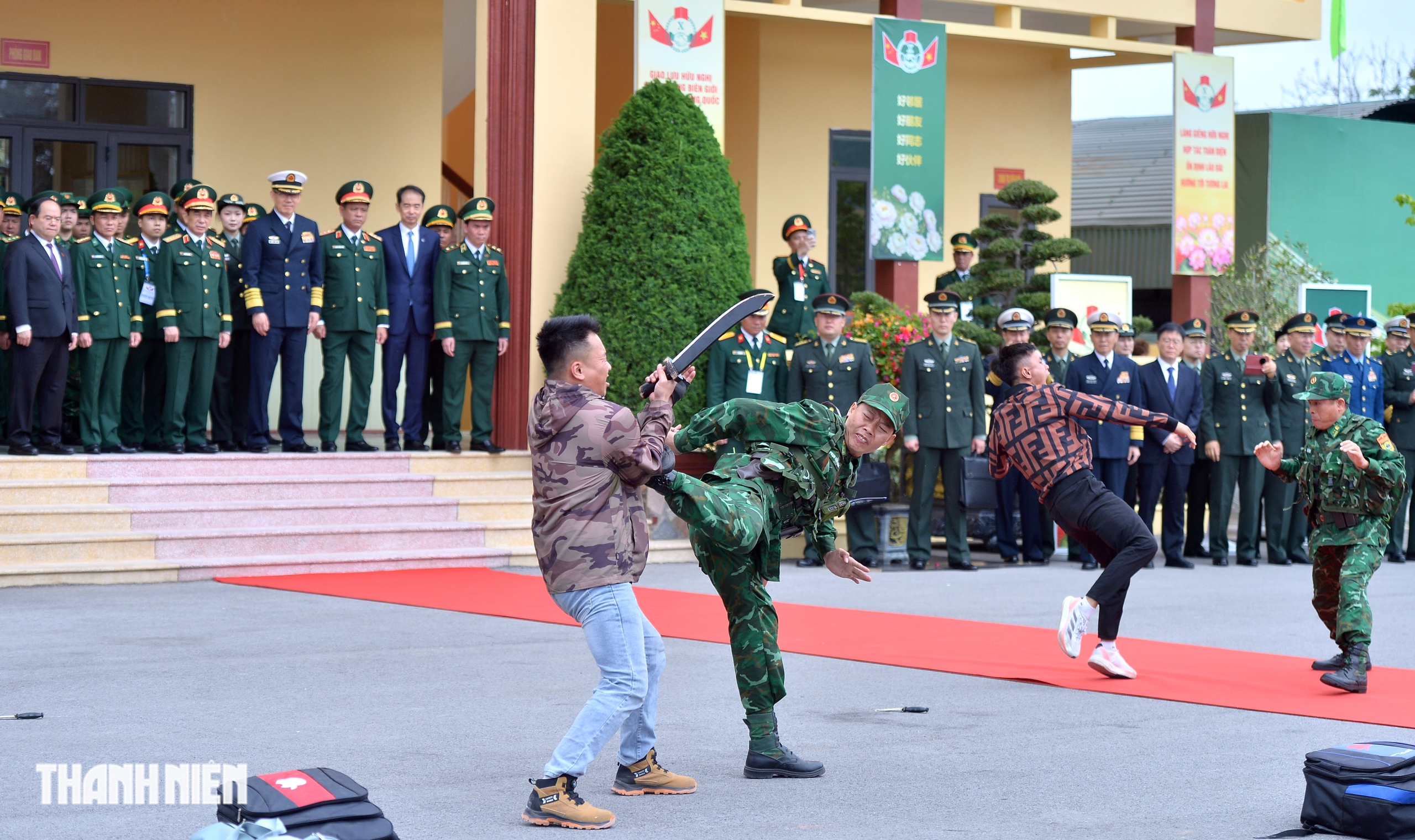 Bộ trưởng Quốc ph&ograve;ng Việt Nam - Trung Quốc xem bi&ecirc;n ph&ograve;ng diễn tập bắt tội phạm ma t&uacute;y - Ảnh 9.