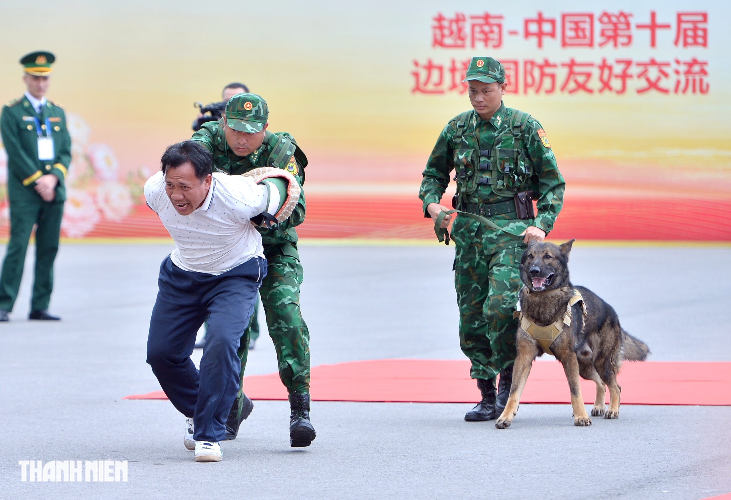 Bộ trưởng Quốc ph&ograve;ng Việt Nam - Trung Quốc xem bi&ecirc;n ph&ograve;ng diễn tập bắt tội phạm ma t&uacute;y - Ảnh 11.