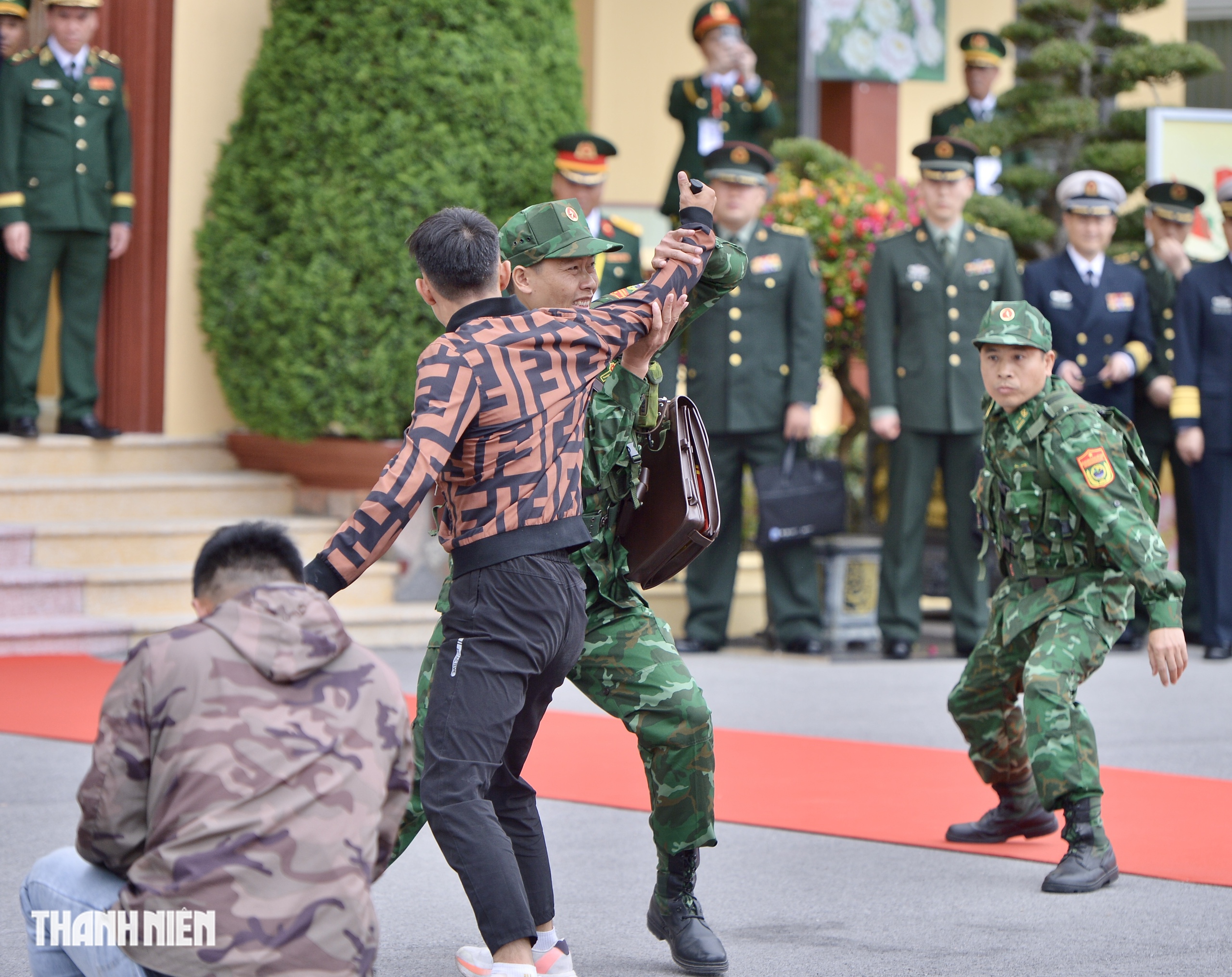 Bộ trưởng Quốc ph&ograve;ng Việt Nam - Trung Quốc xem bi&ecirc;n ph&ograve;ng diễn tập bắt tội phạm ma t&uacute;y - Ảnh 7.