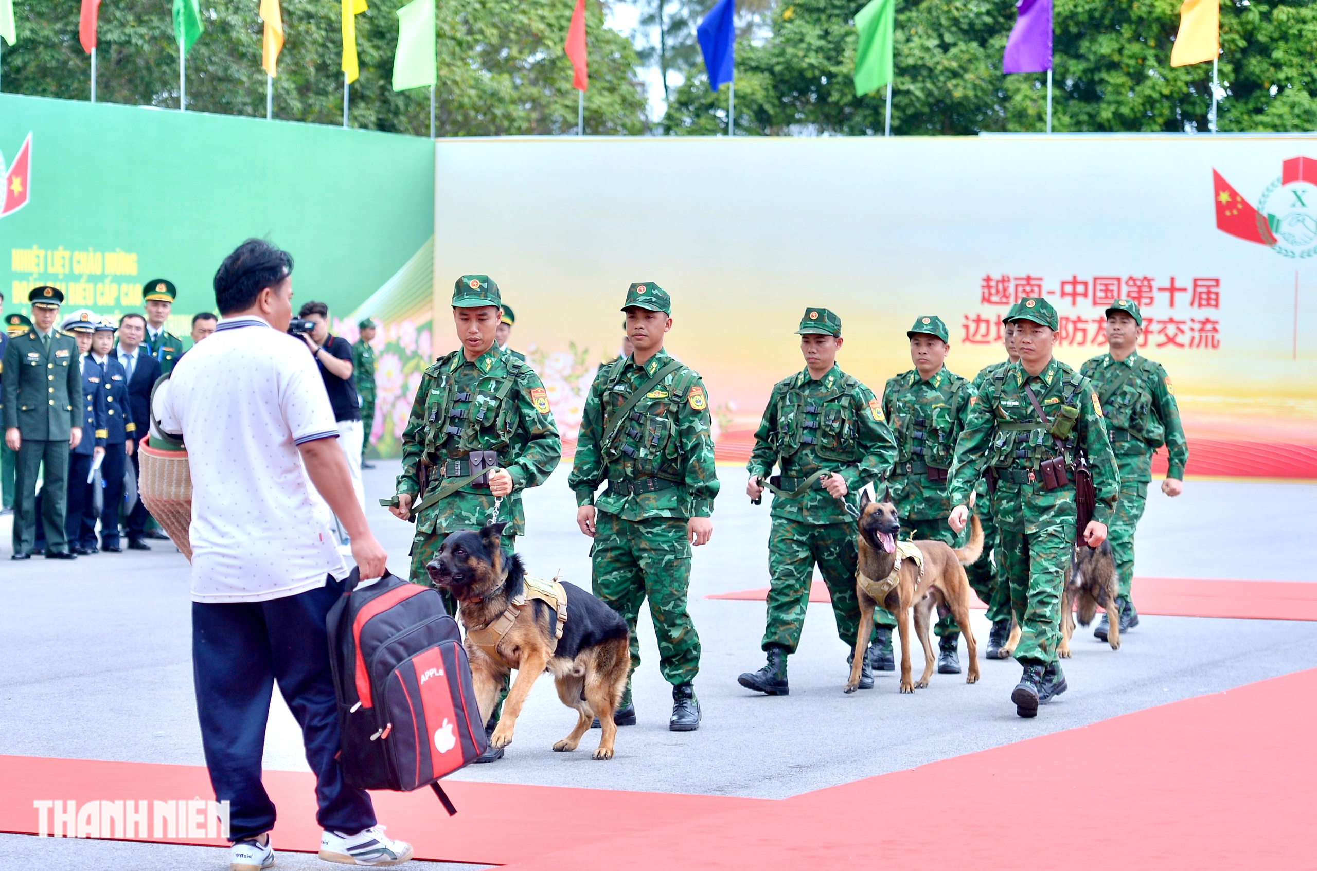 Bộ trưởng Quốc ph&ograve;ng Việt Nam - Trung Quốc xem bi&ecirc;n ph&ograve;ng diễn tập bắt tội phạm ma t&uacute;y - Ảnh 5.