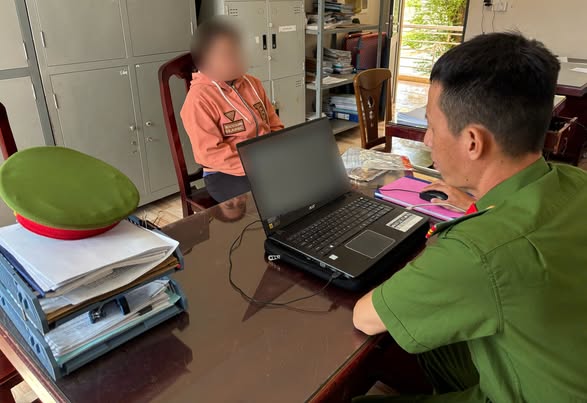 Xử lý người phụ nữ báo tin giả mất hơn 1,1 cây vàng - Ảnh 1.