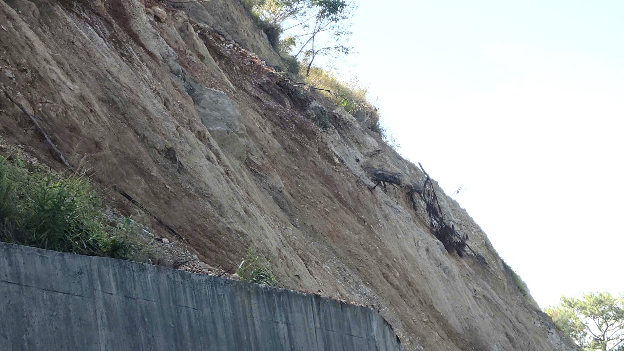 Đèo Prenn lên Đà Lạt vẫn tiềm ẩn nguy cơ sạt lở- Ảnh 2.