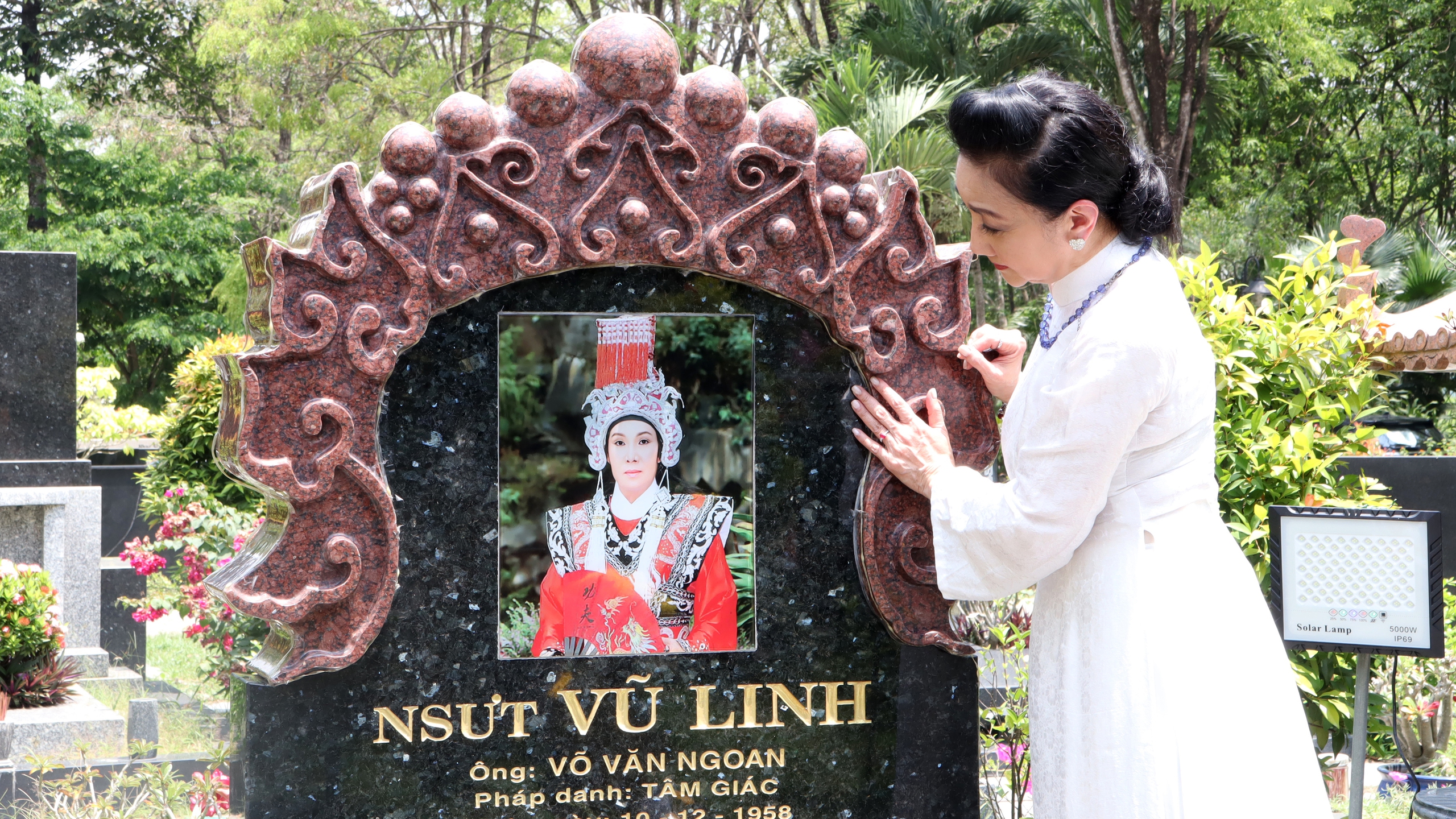 Thanh Thanh Tâm viếng mộ nghệ sĩ Vũ Linh, bật khóc nói lời xin lỗi - Ảnh 1.