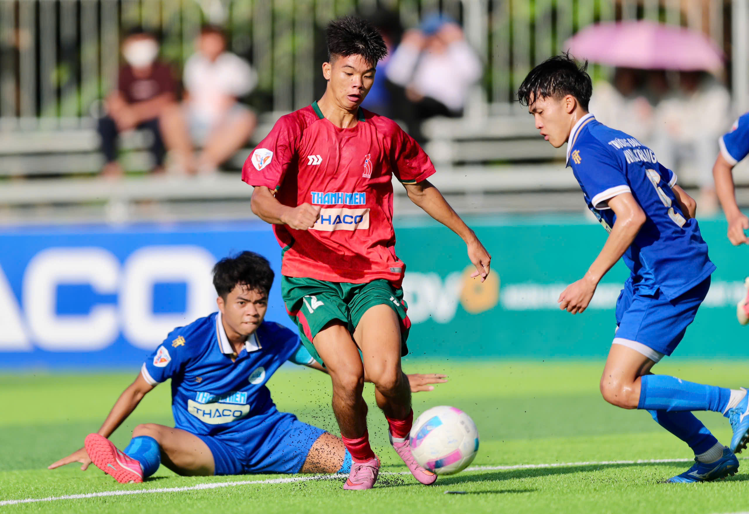 T&igrave;nh y&ecirc;u ch&acirc;n th&agrave;nh của 'cầu thủ thứ 12'- Ảnh 1.