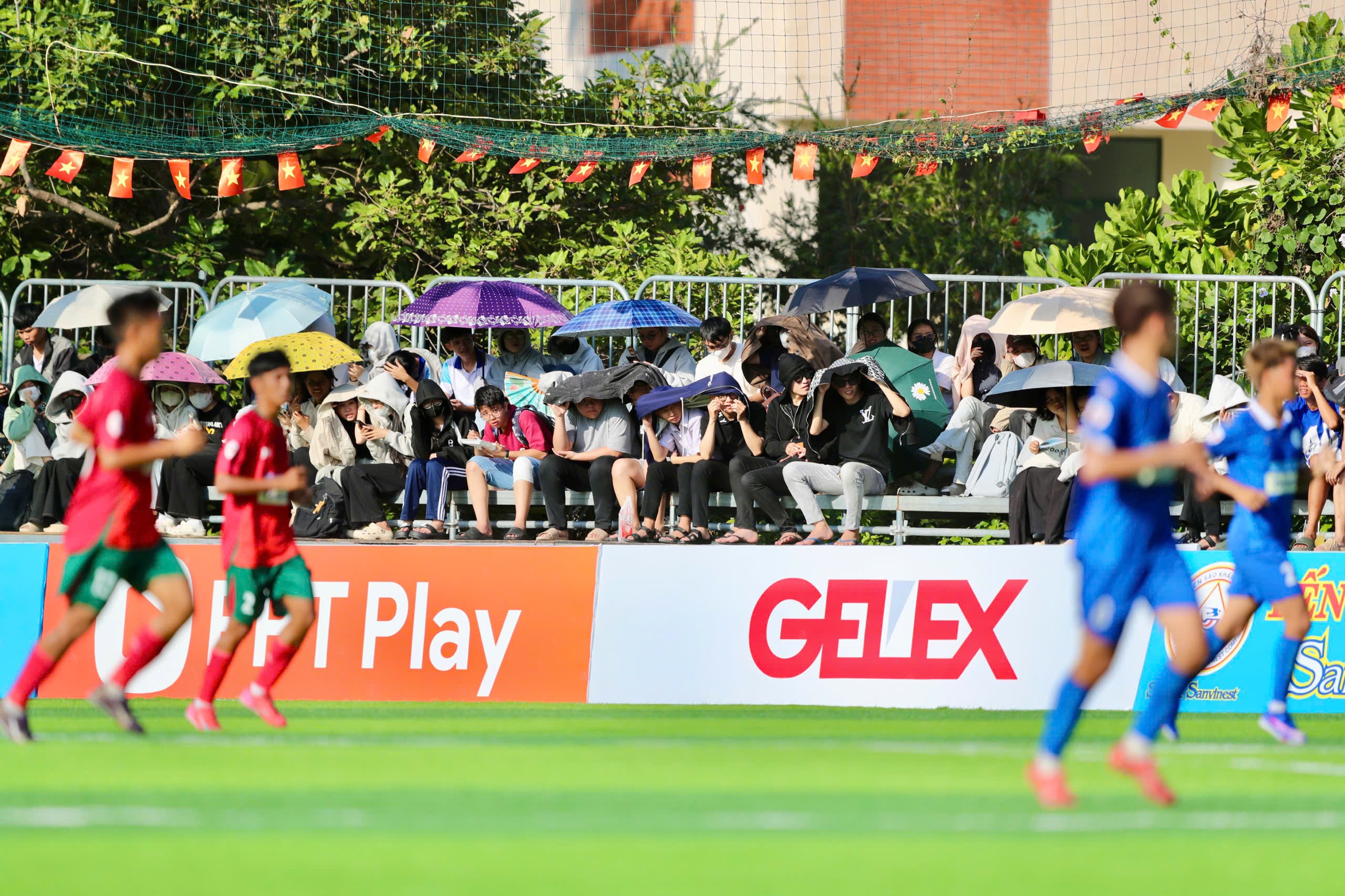 T&igrave;nh y&ecirc;u ch&acirc;n th&agrave;nh của 'cầu thủ thứ 12'- Ảnh 5.