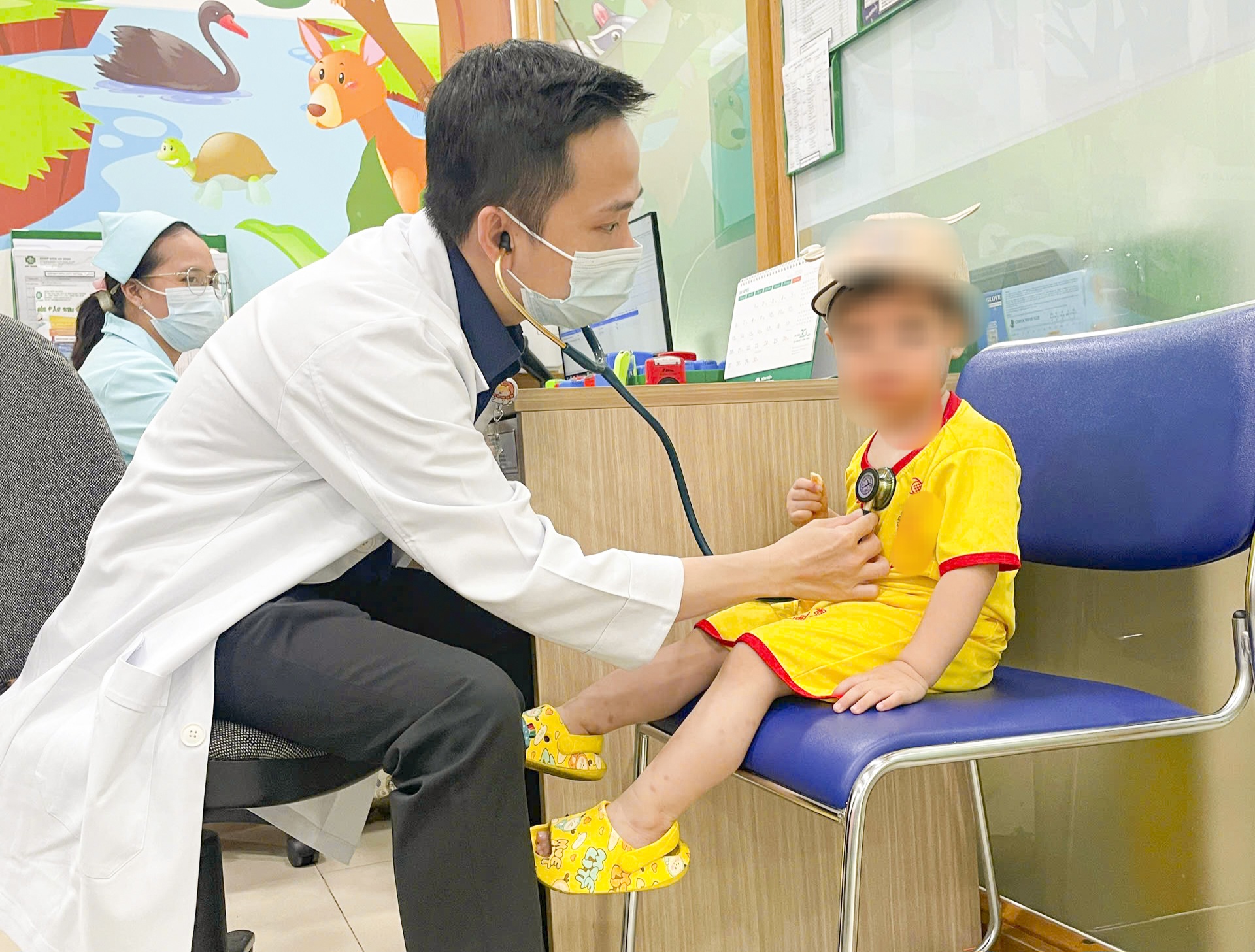 Tiêm vắc xin não mô cầu cho trẻ: Phụ huynh không nên hoảng loạn  - Ảnh 1.