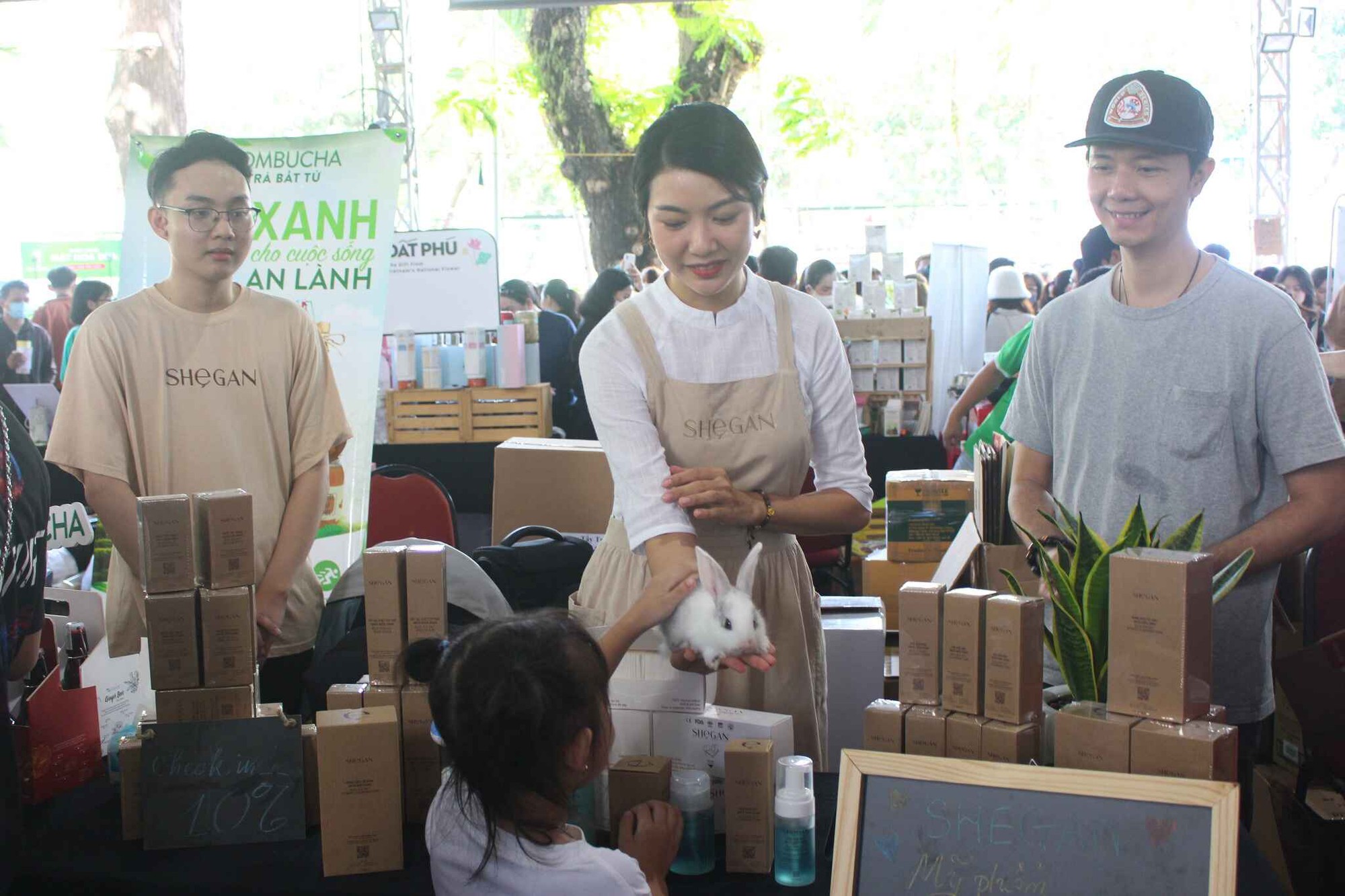  L&agrave;m đẹp 'thuần chay' v&agrave; văn h&oacute;a sống xanh - Ảnh 1.