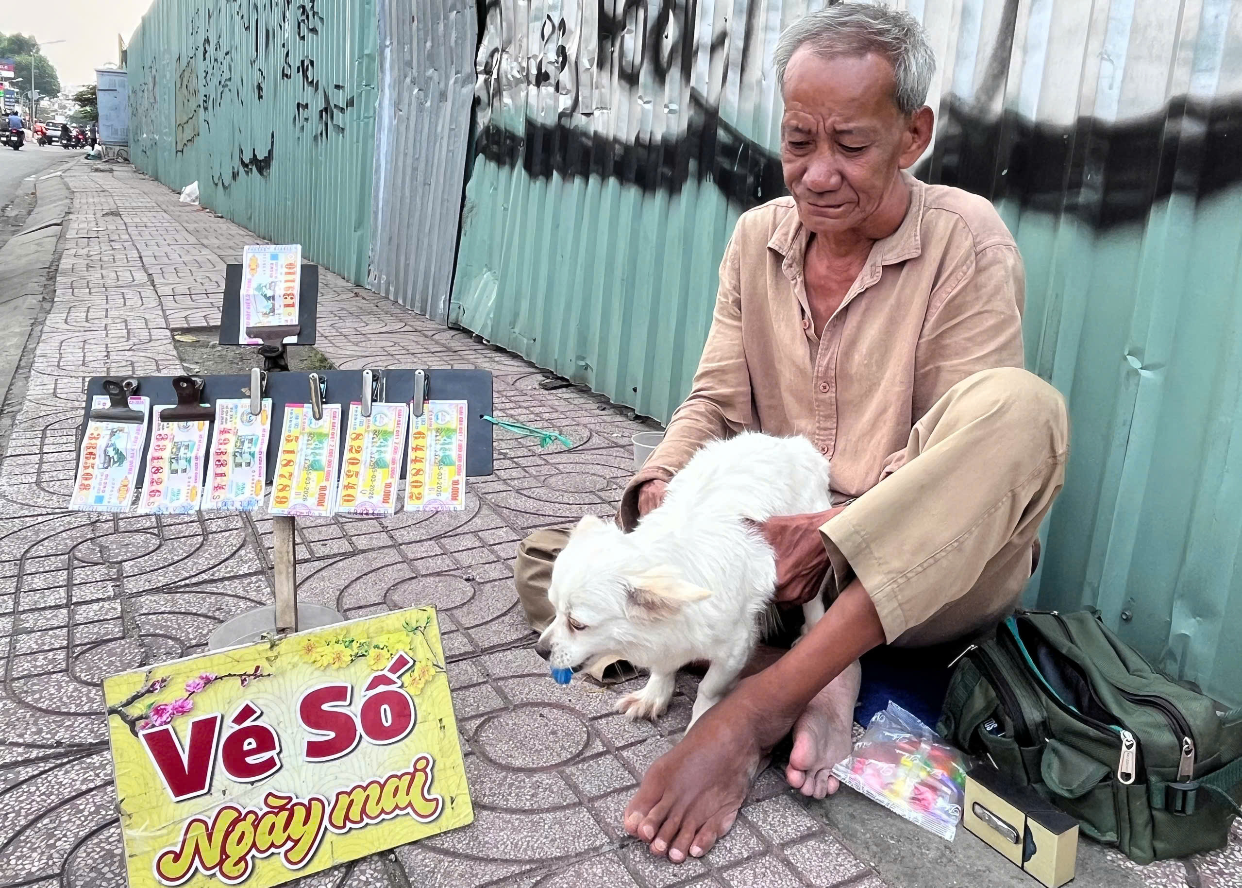 Vòng xoáy vé số 'mua đứt bán đoạn': Người thợ hồ 'gãy cánh' và chú chó nhỏ- Ảnh 1. Vòng xoáy vé số 'mua đứt bán đoạn': Người thợ hồ 'gãy cánh' và chú chó nhỏ- Ảnh 1.