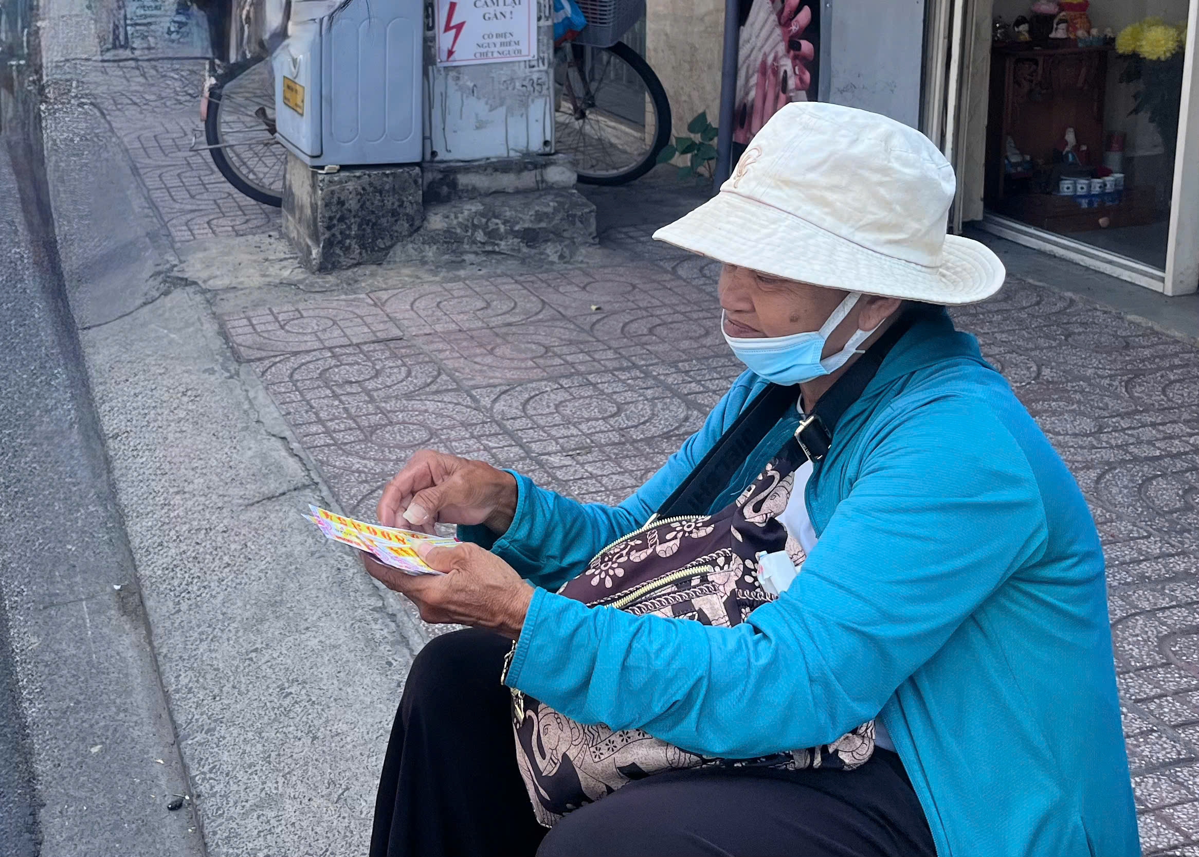 Người già trong vòng xoáy 'mua đứt bán đoạn vé số': Nghề đánh cược với trời- Ảnh 4.