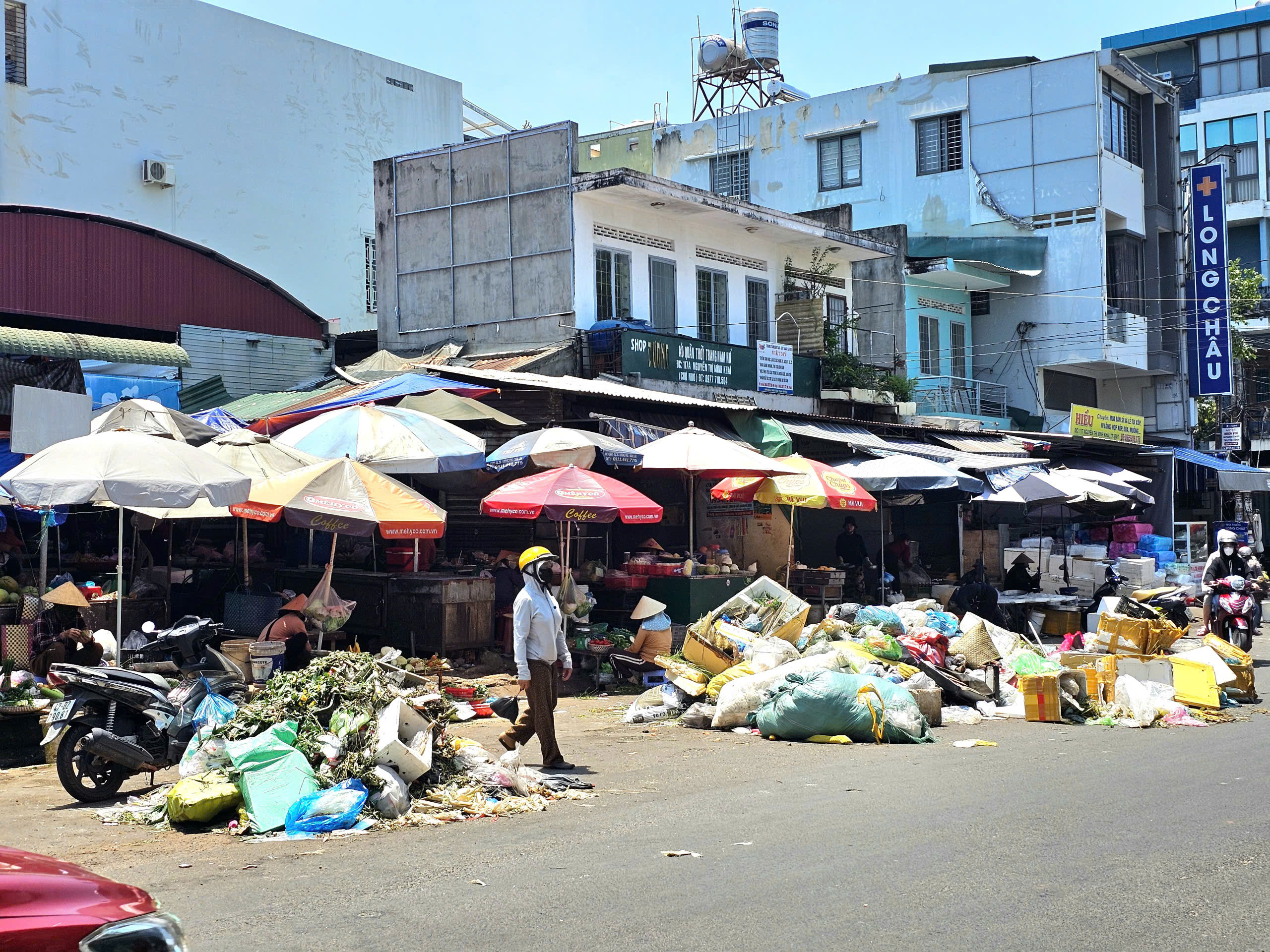 Rác thải bốc mùi, ứ đọng suốt 3 ngày trên đường phố Buôn Ma Thuột - Ảnh 2.