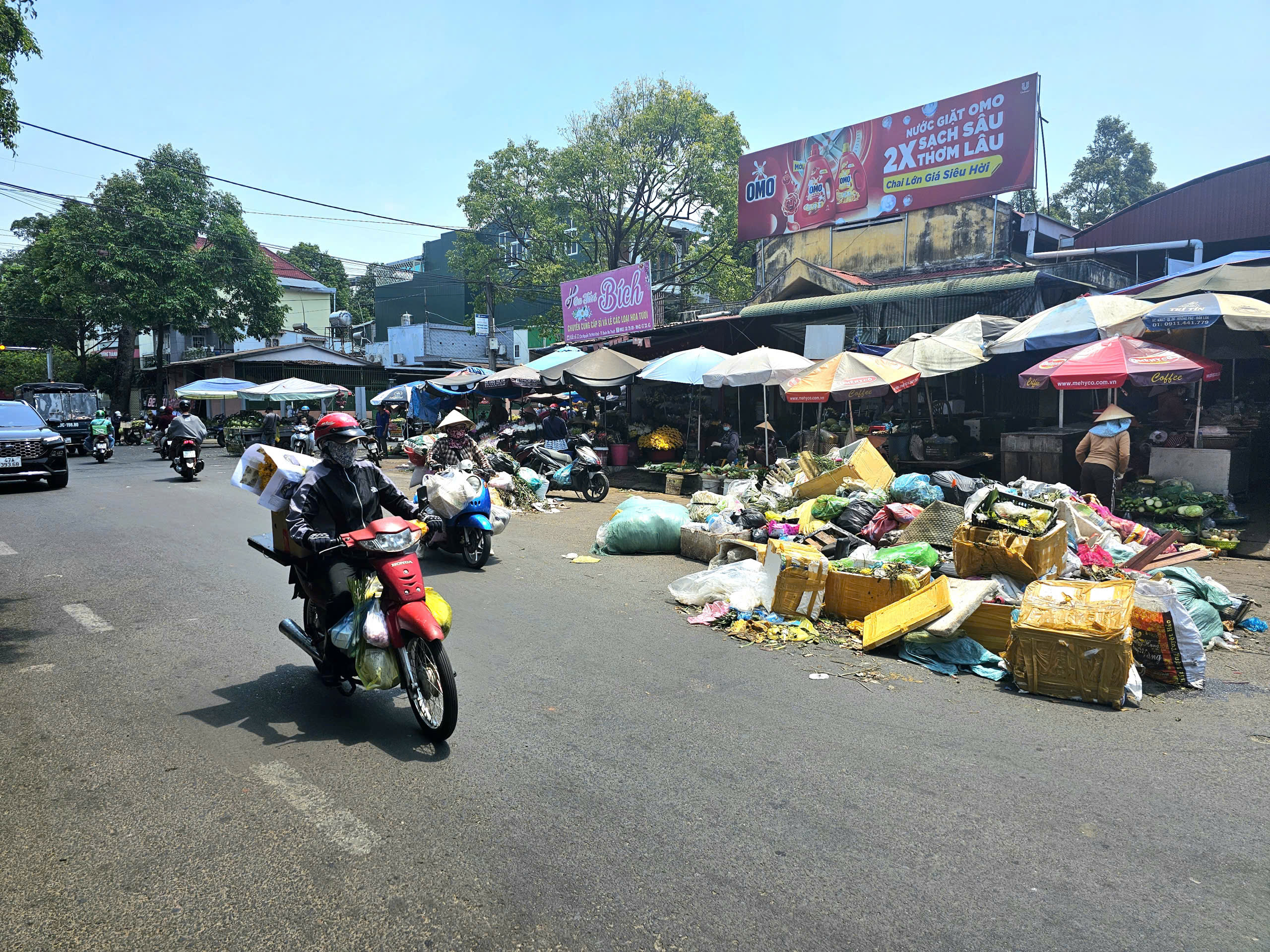 Rác thải bốc mùi, ứ đọng suốt 3 ngày trên đường phố Buôn Ma Thuột - Ảnh 3.