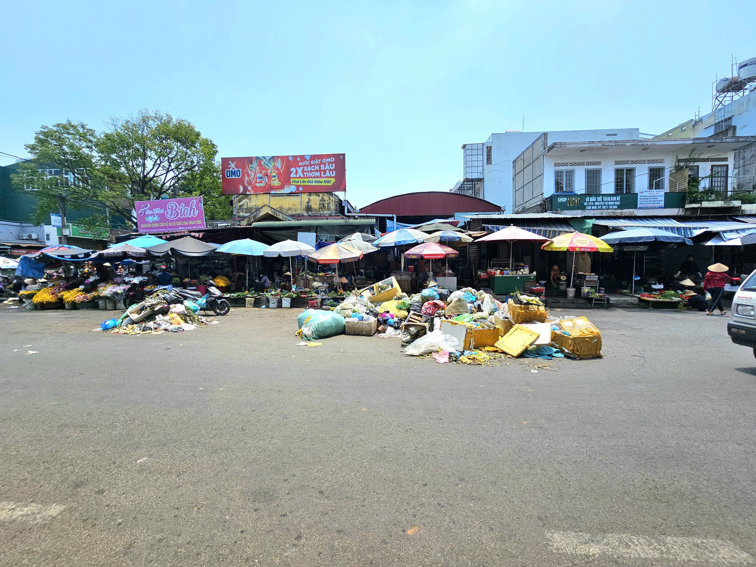 Rác thải bốc mùi, ứ đọng suốt 3 ngày trên đường phố Buôn Ma Thuột - Ảnh 1.
