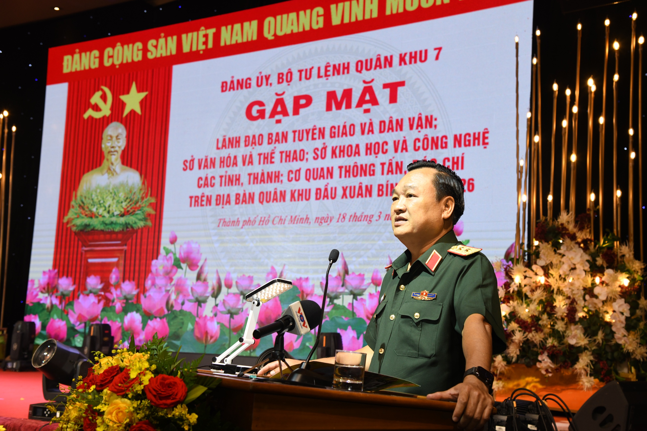 Quân khu 7 đề nghị báo chí tăng cường tuyên truyền sâu, phản bác tin giả- Ảnh 1.