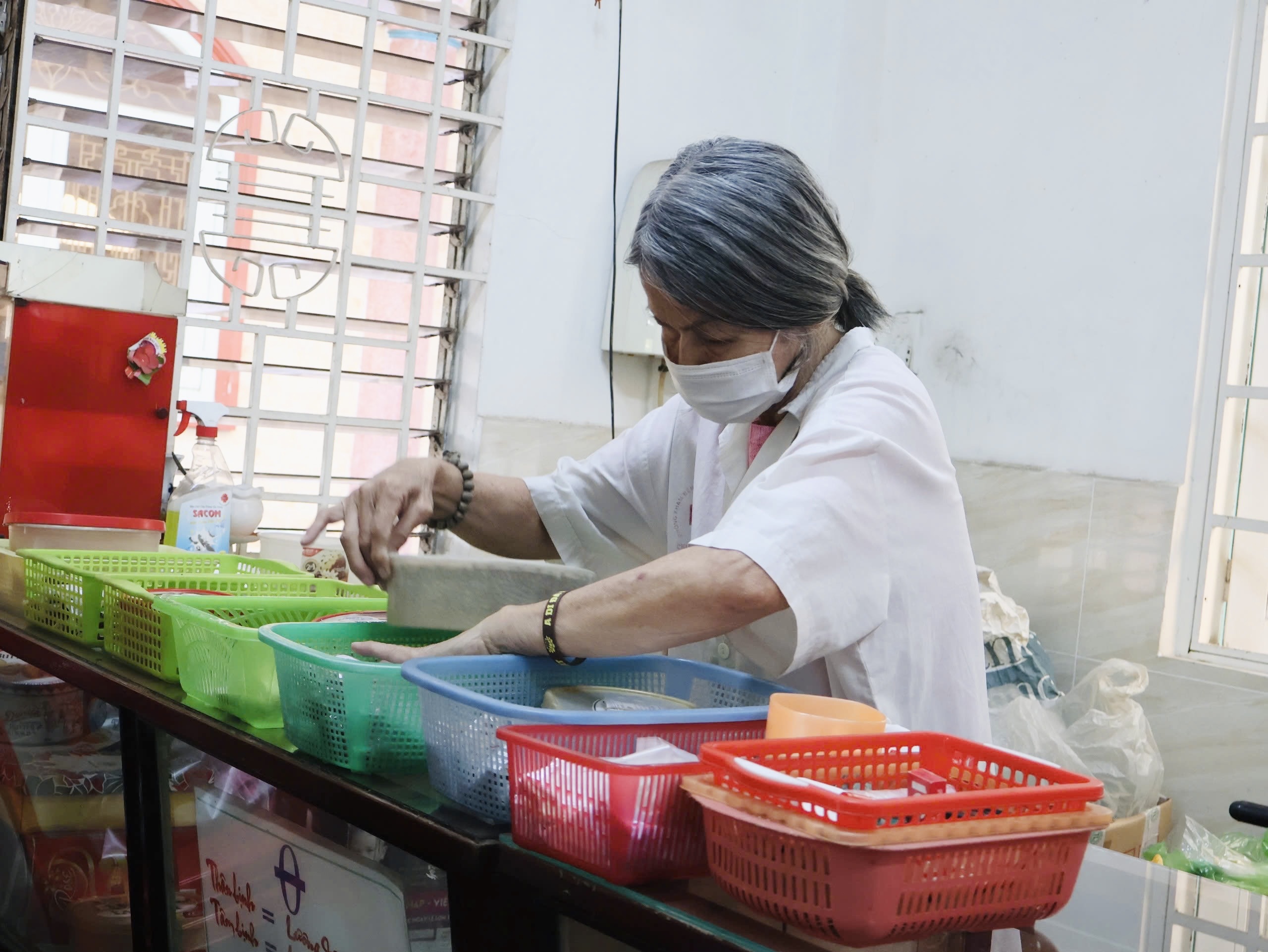 Ph&ograve;ng kh&aacute;m miễn ph&iacute; trong ch&ugrave;a: Người ở lại mấy chục năm kh&ocirc;ng lương v&igrave; điều g&igrave;?- Ảnh 6.