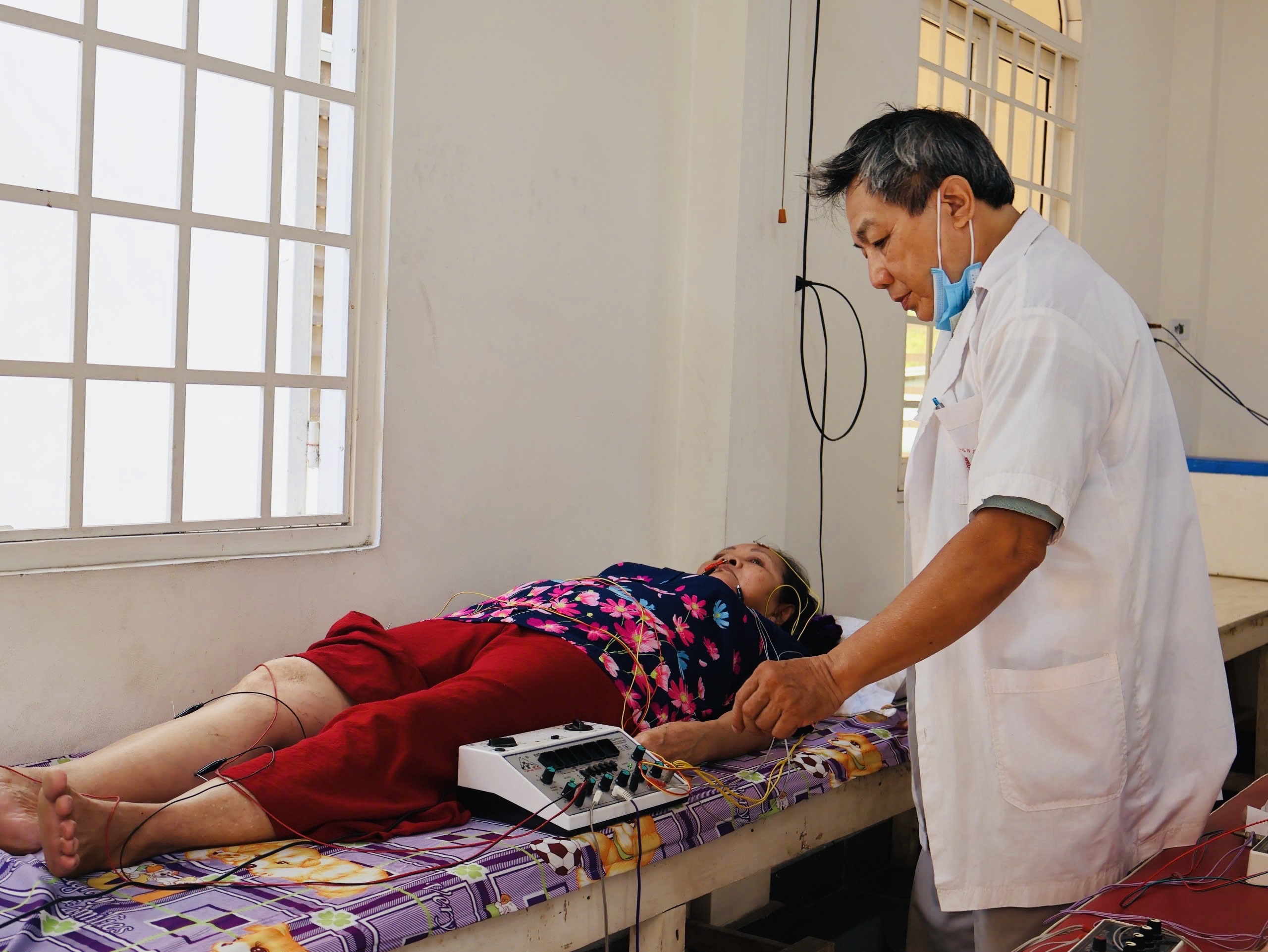 Ph&ograve;ng kh&aacute;m miễn ph&iacute; trong ch&ugrave;a: Người ở lại mấy chục năm kh&ocirc;ng lương v&igrave; điều g&igrave;?- Ảnh 8.