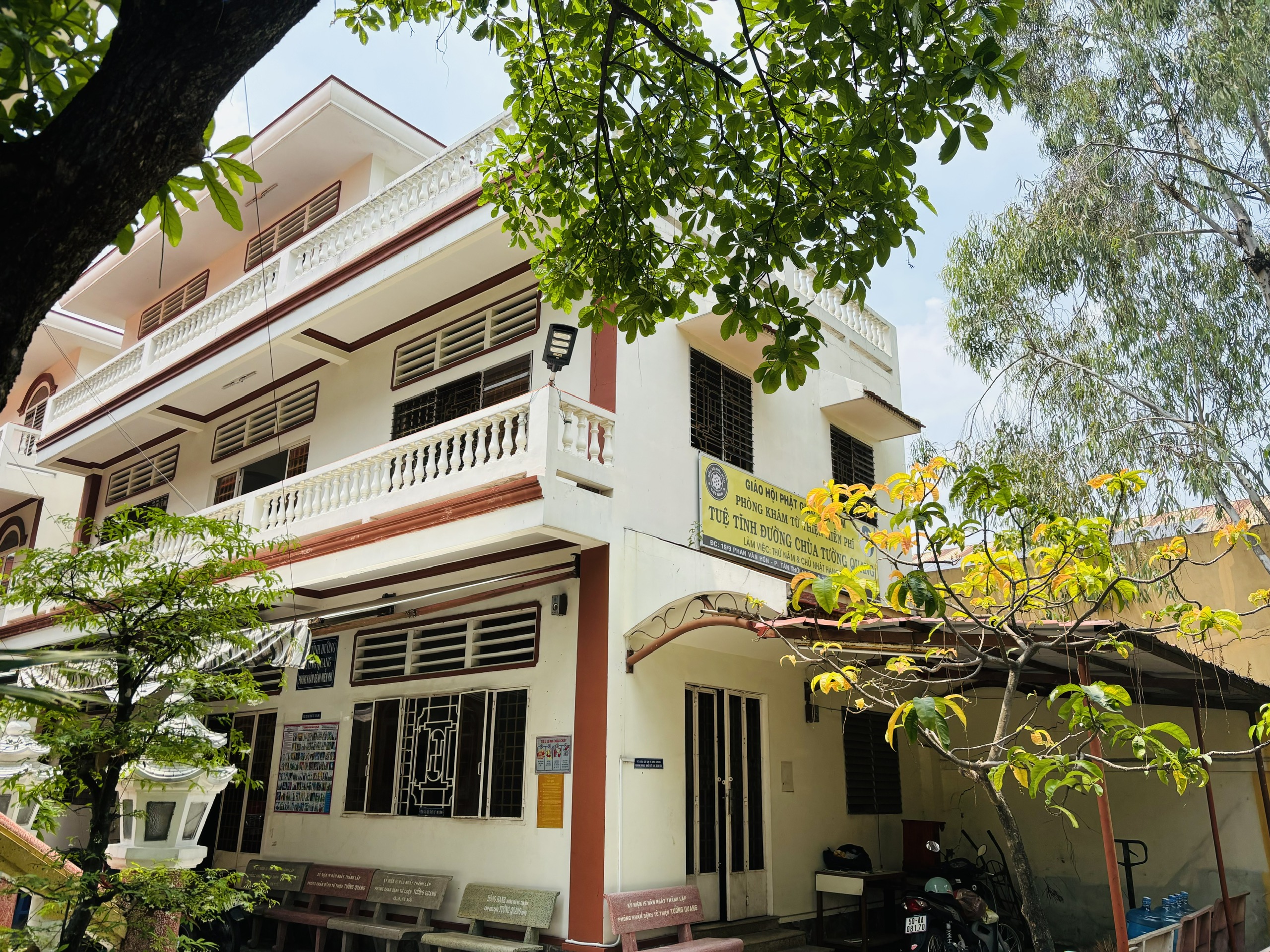 Ph&ograve;ng kh&aacute;m miễn ph&iacute; trong ch&ugrave;a: Người ở lại mấy chục năm kh&ocirc;ng lương v&igrave; điều g&igrave;?- Ảnh 1.