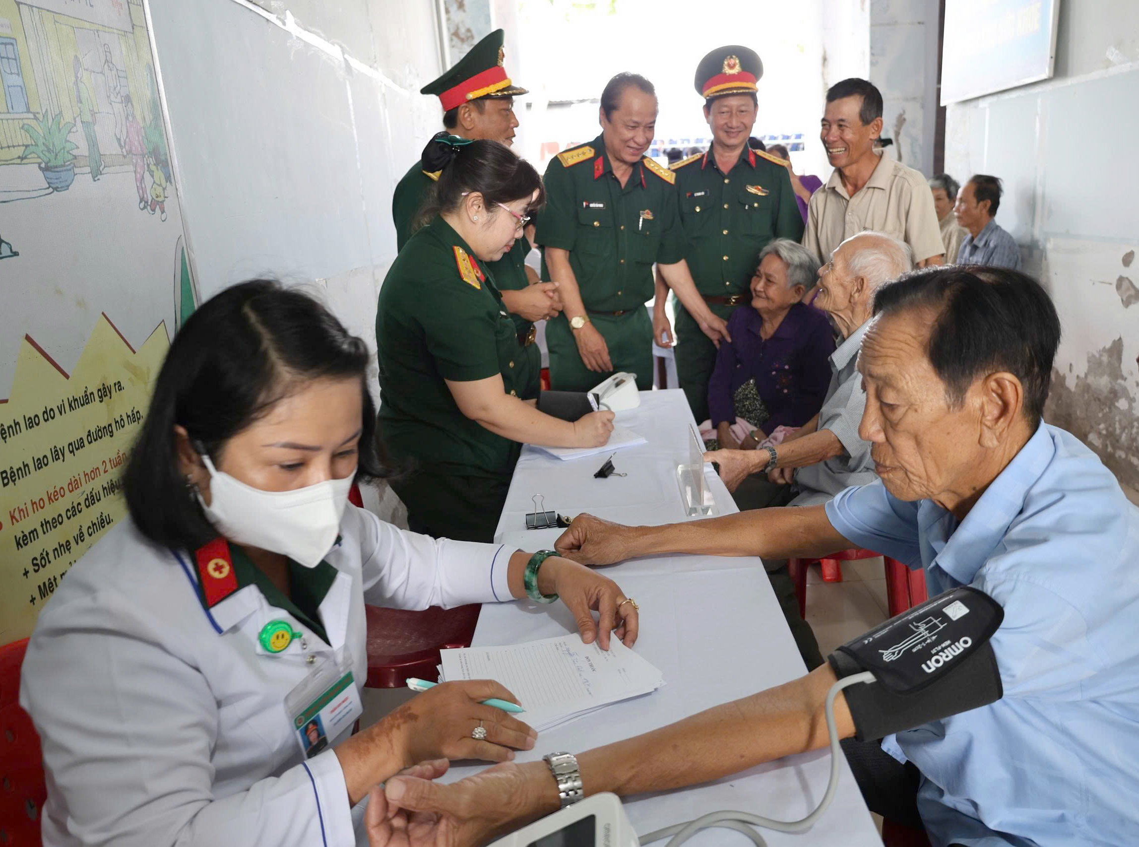 Bệnh viện Quân y 121 khám bệnh, giúp đỡ người nghèo - Ảnh 1.