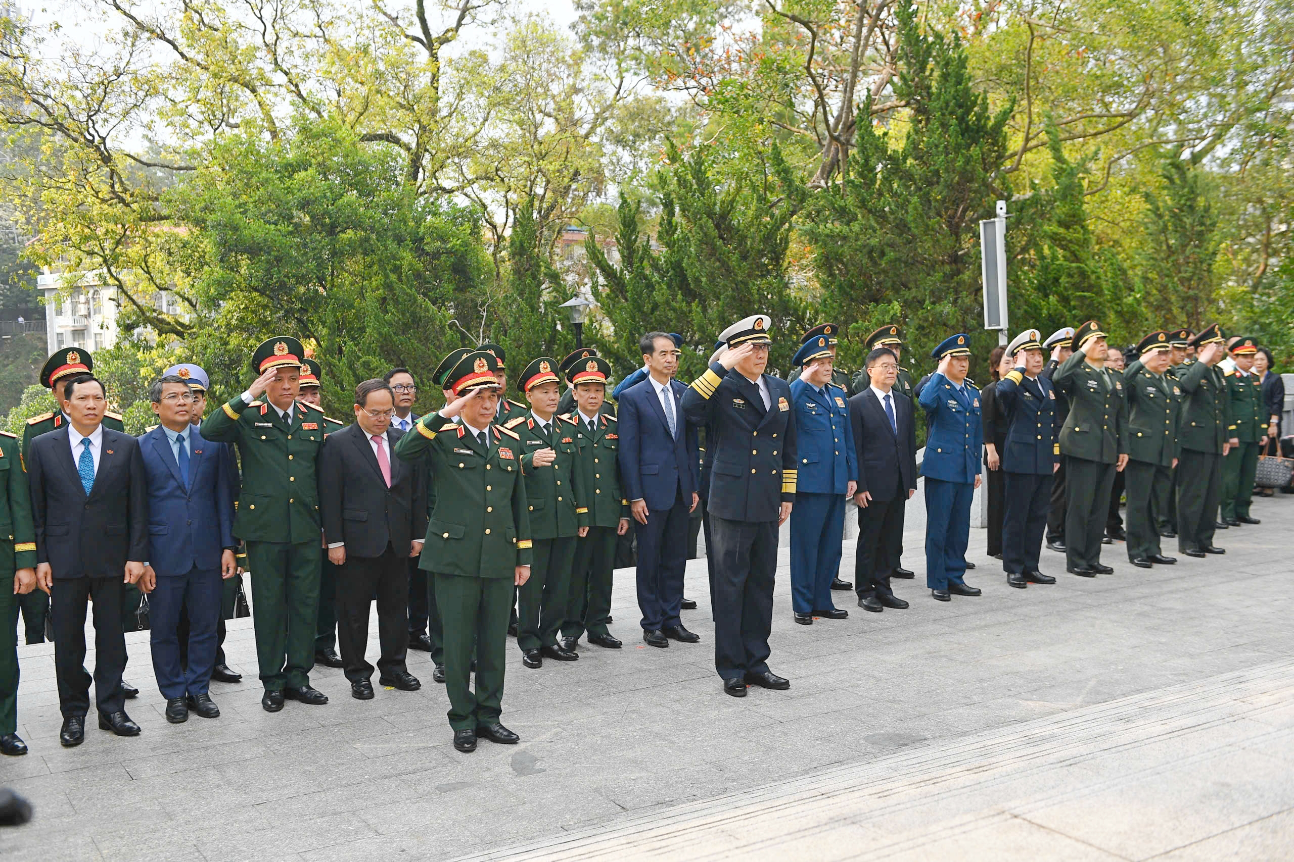 Bộ trưởng Quốc ph&ograve;ng Trung Quốc Đổng Qu&acirc;n đ&oacute;n đại tướng Phan Văn Giang tại bi&ecirc;n giới- Ảnh 14.
