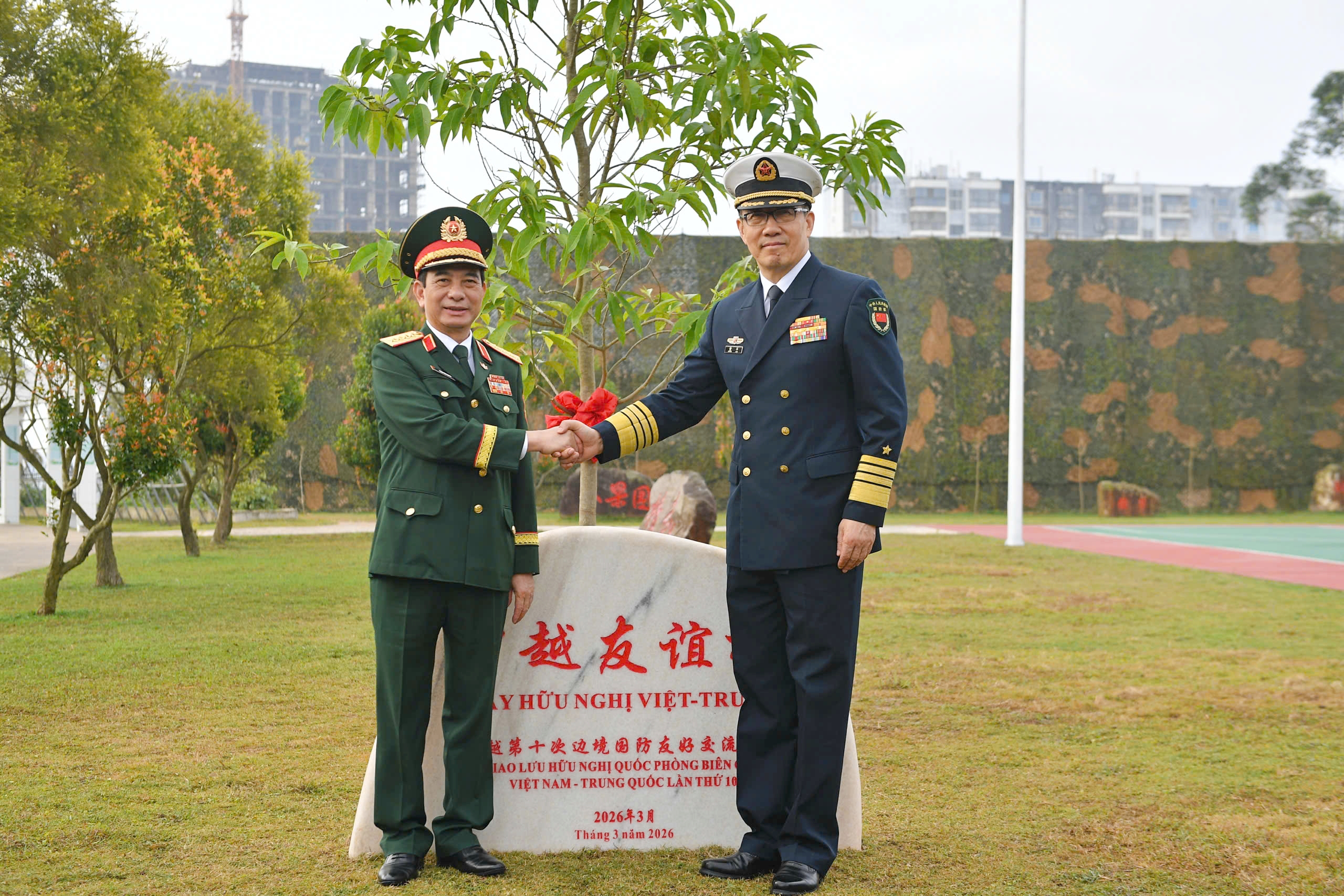 Bộ trưởng Quốc phòng Trung Quốc Đổng Quân đón đại tướng Phan Văn Giang tại biên giới- Ảnh 10. Bộ trưởng Quốc phòng Trung Quốc Đổng Quân đón đại tướng Phan Văn Giang tại biên giới- Ảnh 10.