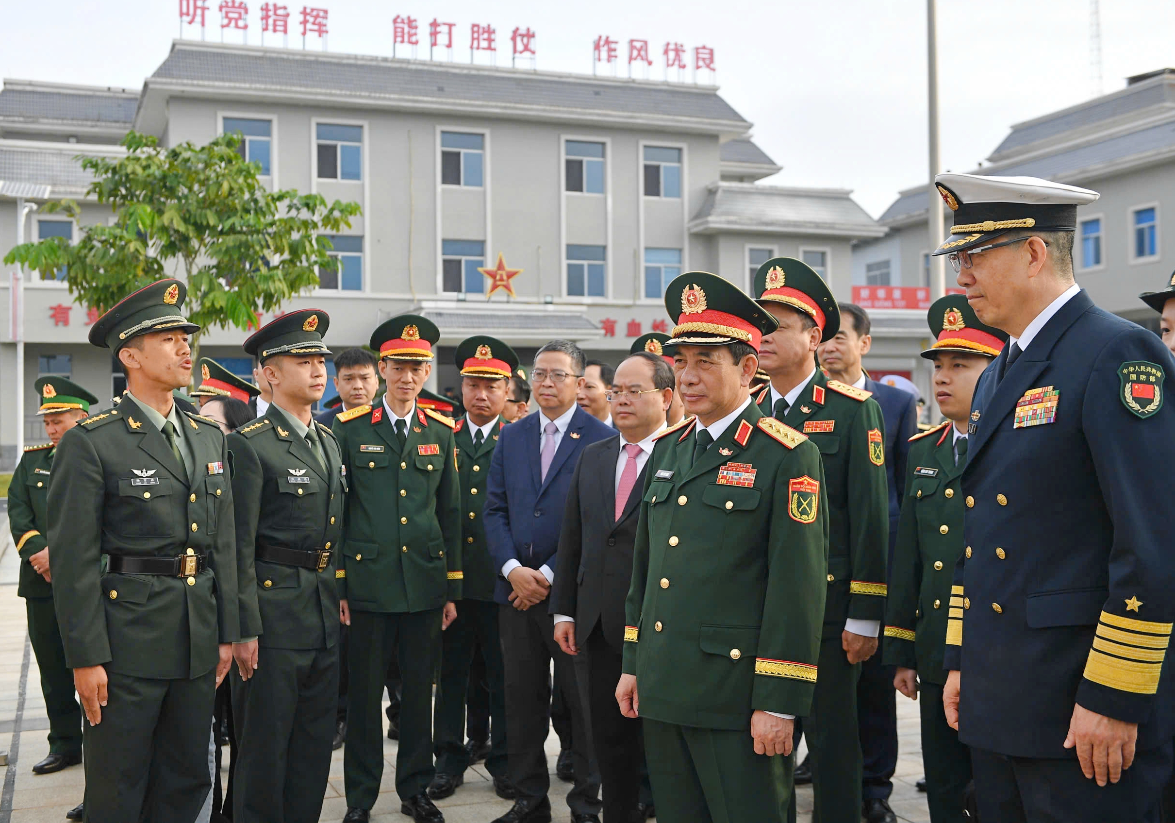 Bộ trưởng Quốc ph&ograve;ng Trung Quốc Đổng Qu&acirc;n đ&oacute;n đại tướng Phan Văn Giang tại bi&ecirc;n giới- Ảnh 8.