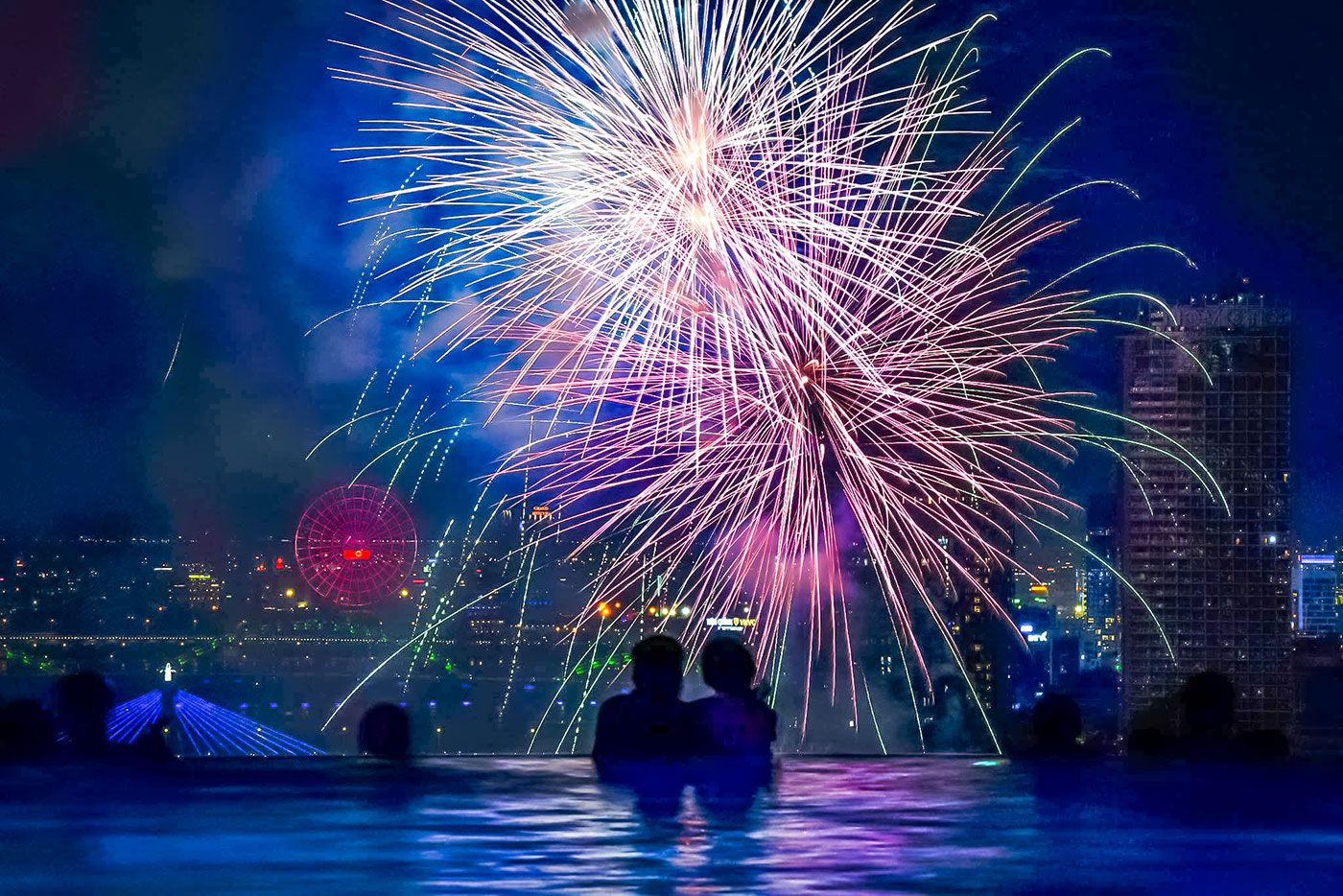 Wyndham Danang Golden Bay-Điểm ngắm pháo hoa từ trên cao trong mùa lễ hội Đà Nẵng - Ảnh 2.