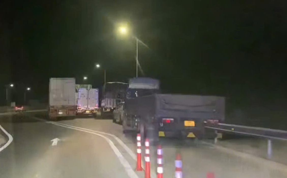 Phạt nguội hàng loạt ô tô dừng đỗ sai ở lối ra vào trạm dừng nghỉ cao tốc- Ảnh 1.