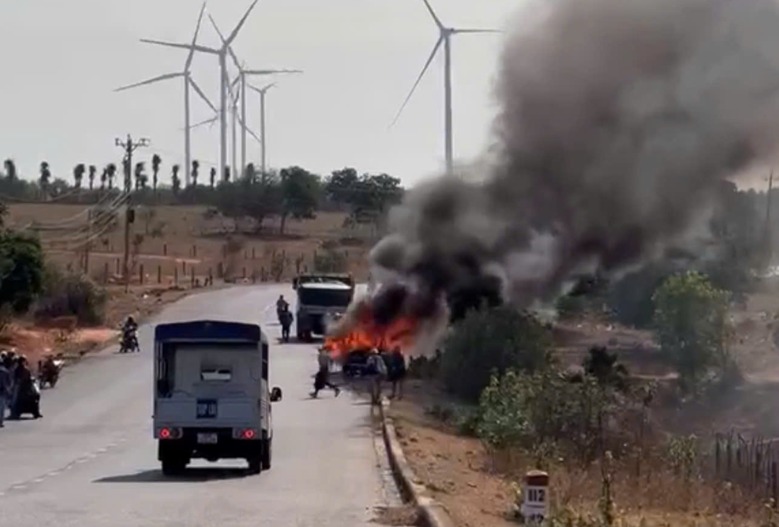 Lâm Đồng: Xe ô tô bốc cháy khi đang lưu thông trên tuyến đường du lịch- Ảnh 2.