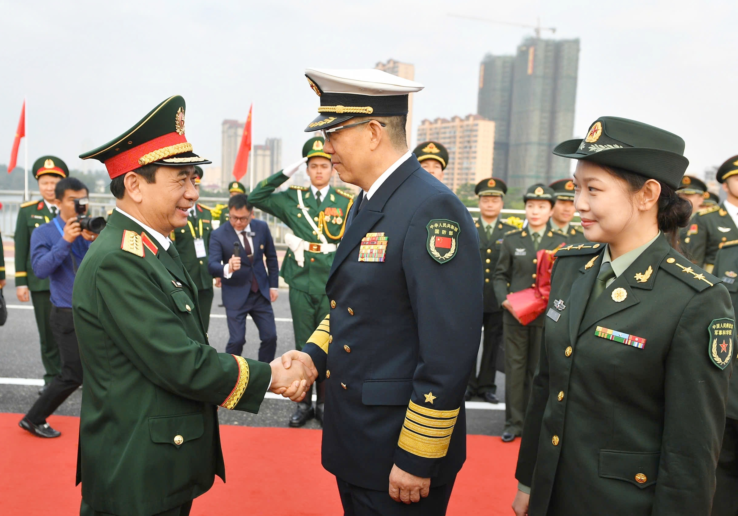 Bộ trưởng Quốc ph&ograve;ng Trung Quốc Đổng Qu&acirc;n đ&oacute;n đại tướng Phan Văn Giang tại bi&ecirc;n giới- Ảnh 2.
