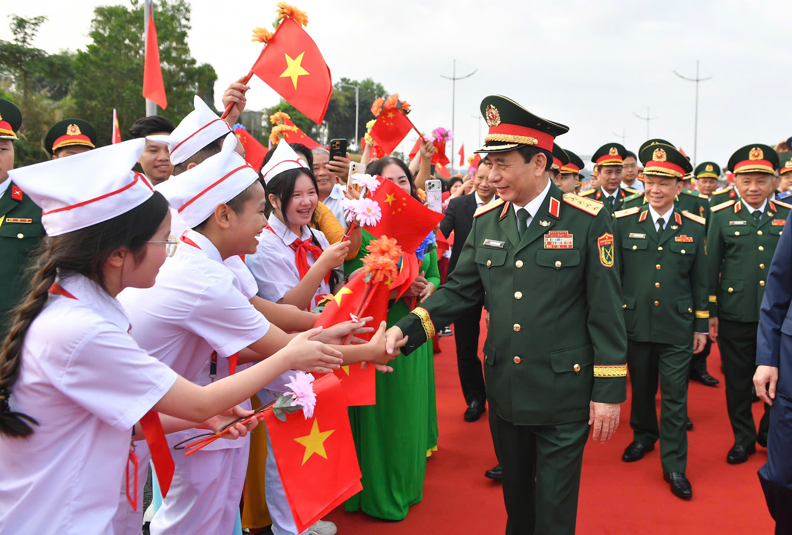 Bộ trưởng Quốc ph&ograve;ng Trung Quốc Đổng Qu&acirc;n đ&oacute;n đại tướng Phan Văn Giang tại bi&ecirc;n giới- Ảnh 1.