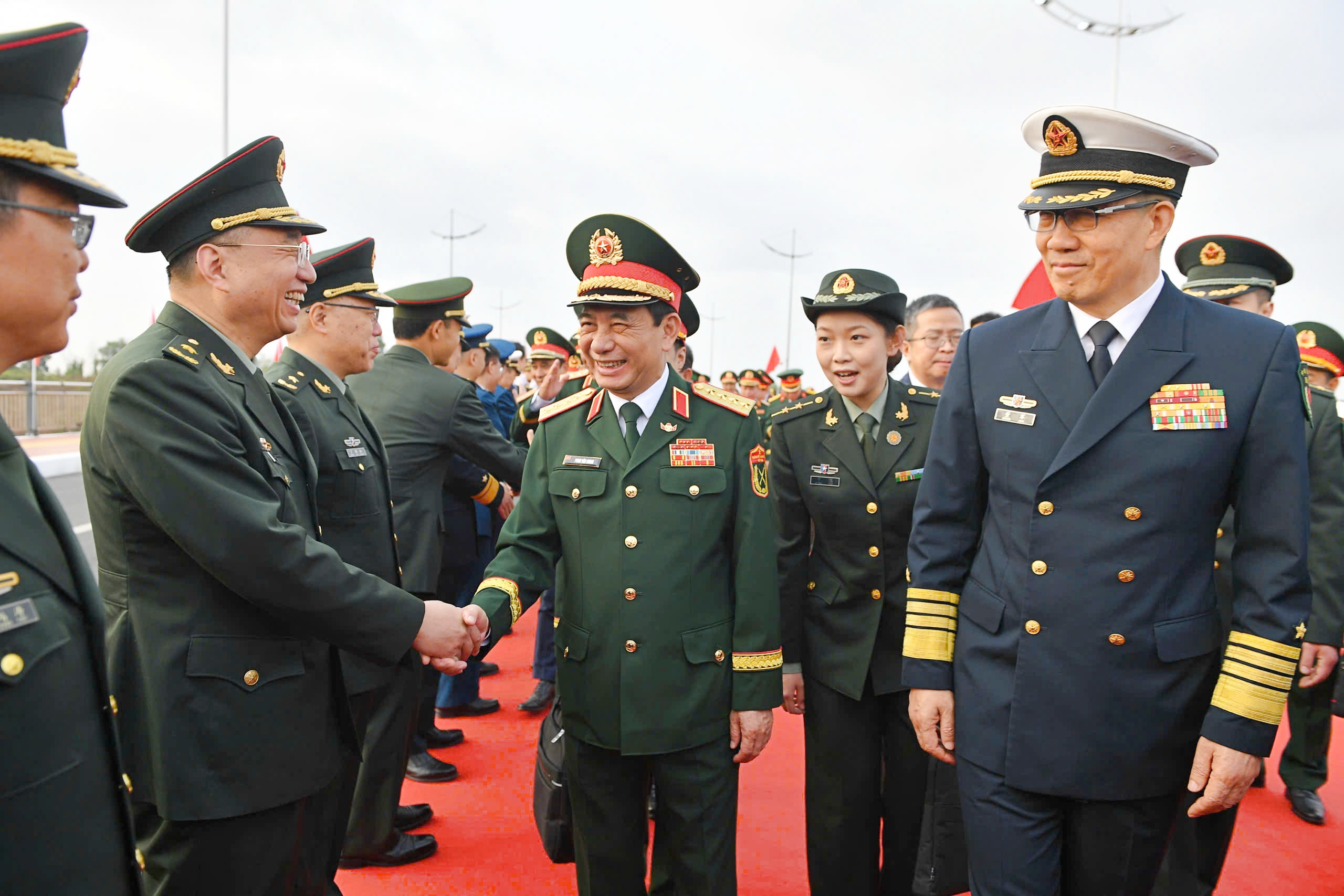 Bộ trưởng Quốc phòng Trung Quốc Đổng Quân đón đại tướng Phan Văn Giang tại biên giới- Ảnh 3. Bộ trưởng Quốc phòng Trung Quốc Đổng Quân đón đại tướng Phan Văn Giang tại biên giới- Ảnh 3.