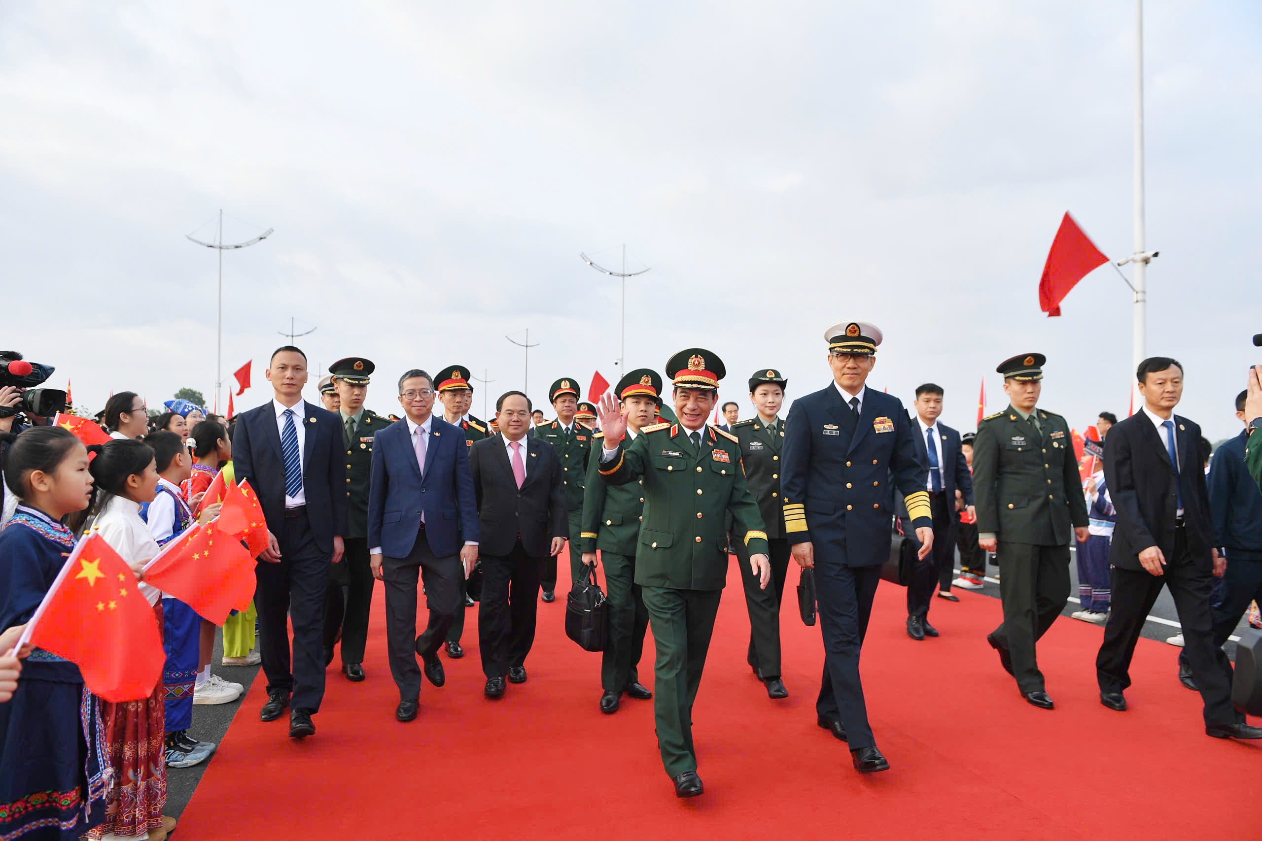 Bộ trưởng Quốc phòng Trung Quốc Đổng Quân đón đại tướng Phan Văn Giang tại biên giới- Ảnh 4. Bộ trưởng Quốc phòng Trung Quốc Đổng Quân đón đại tướng Phan Văn Giang tại biên giới- Ảnh 4.
