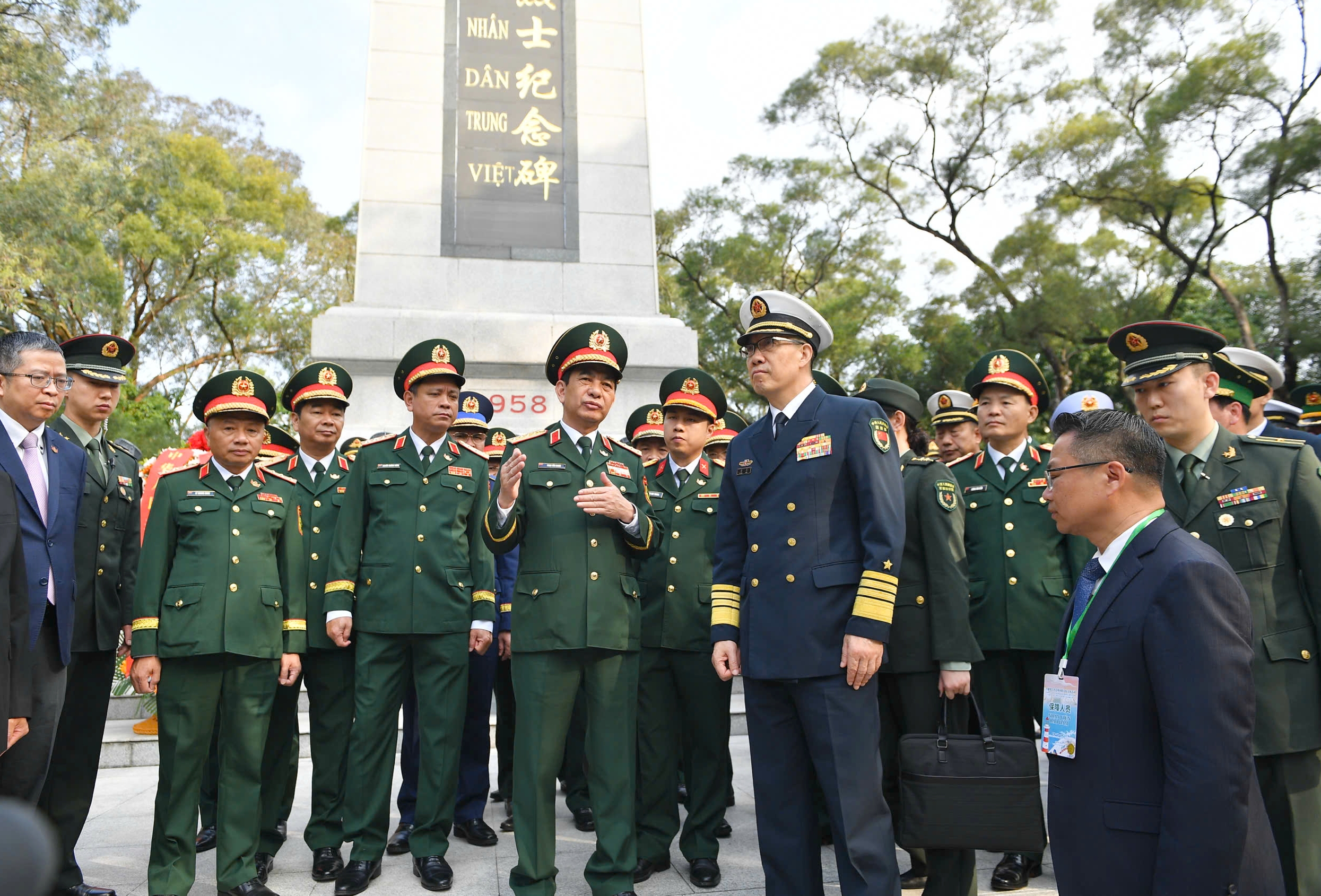 Bộ trưởng Quốc ph&ograve;ng Trung Quốc Đổng Qu&acirc;n đ&oacute;n đại tướng Phan Văn Giang tại bi&ecirc;n giới- Ảnh 12.