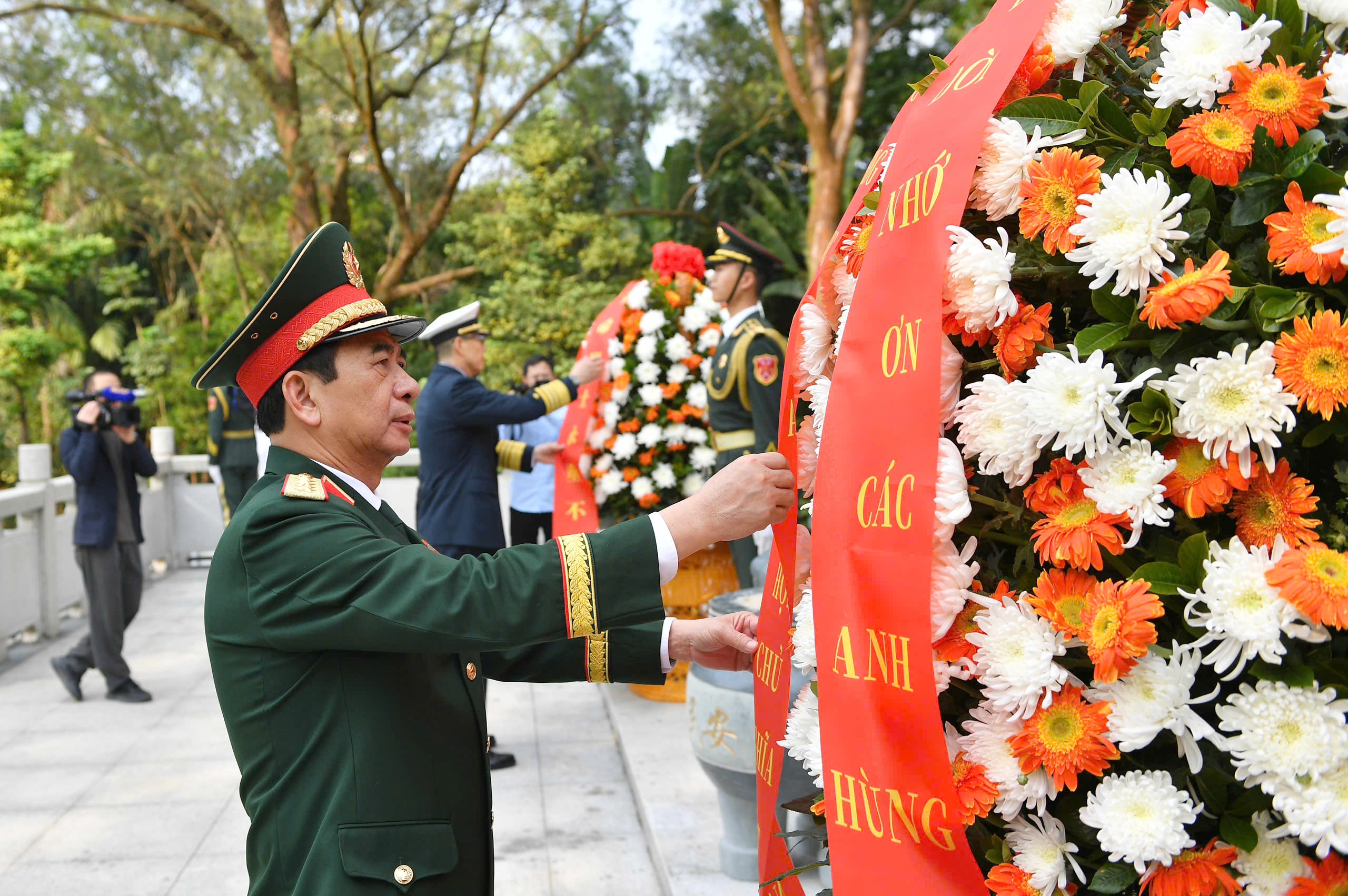 Bộ trưởng Quốc ph&ograve;ng Trung Quốc Đổng Qu&acirc;n đ&oacute;n đại tướng Phan Văn Giang tại bi&ecirc;n giới- Ảnh 13.