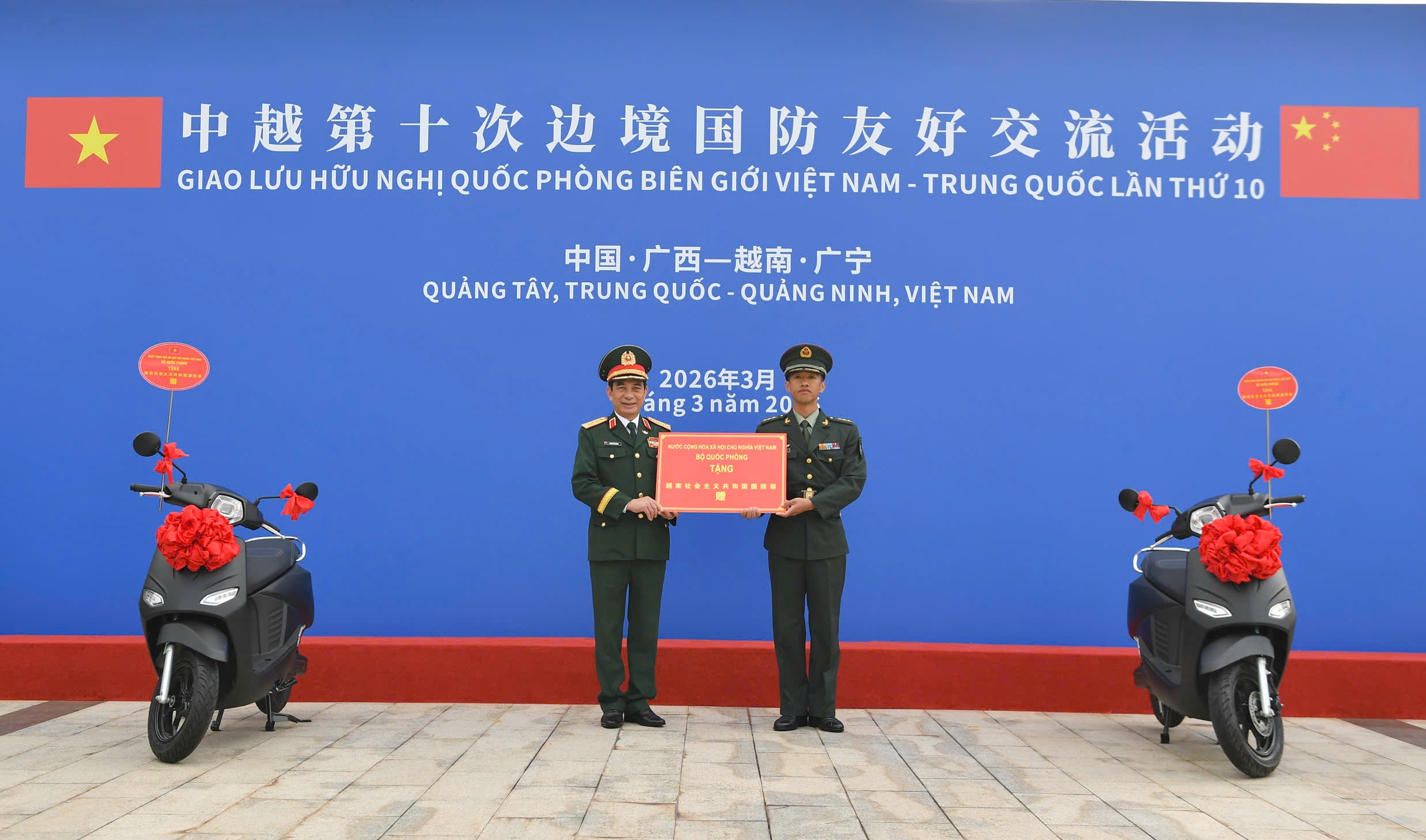 Bộ trưởng Quốc ph&ograve;ng Trung Quốc Đổng Qu&acirc;n đ&oacute;n đại tướng Phan Văn Giang tại bi&ecirc;n giới- Ảnh 11.