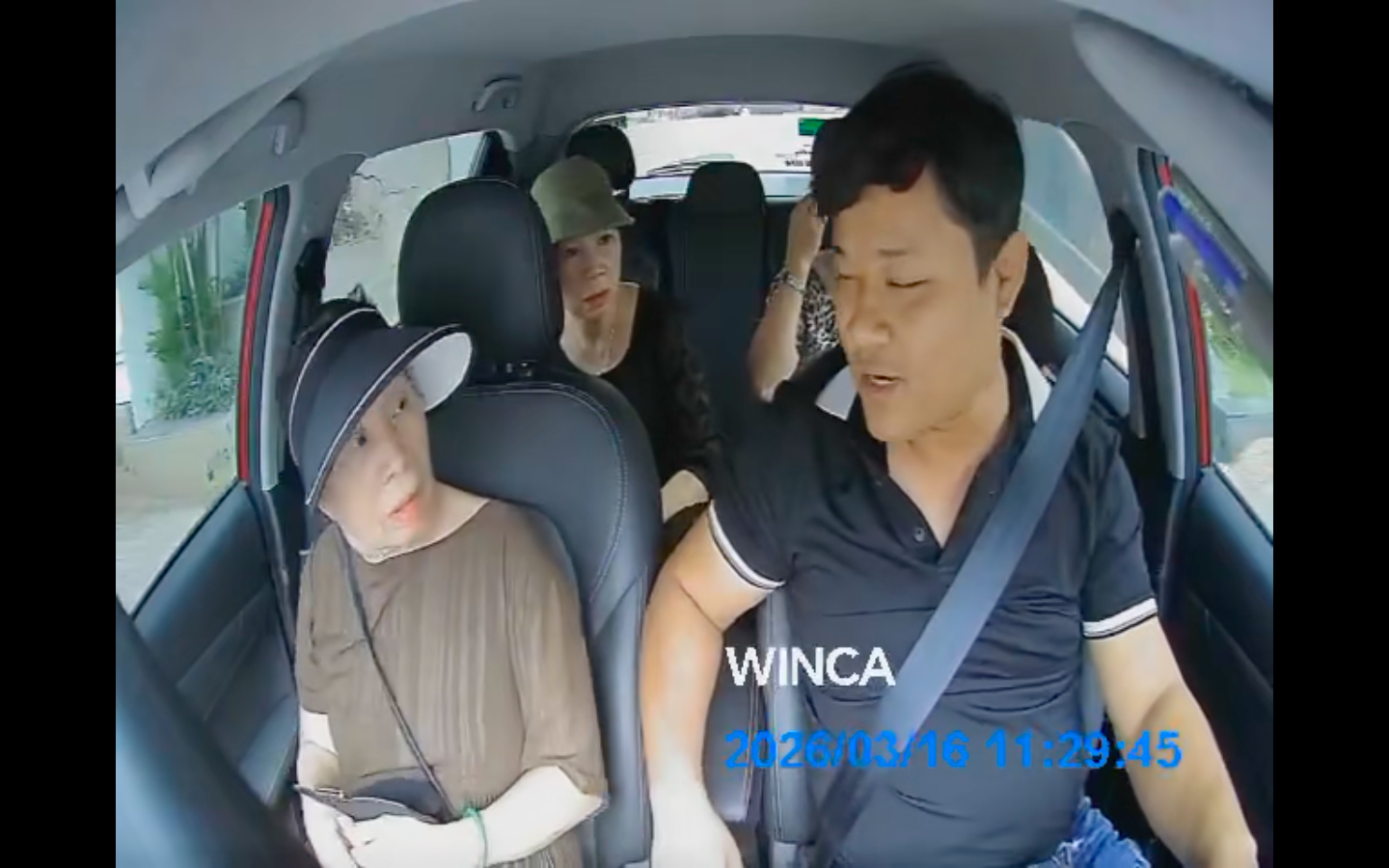 Clip tài xế công nghệ pha trò gây chú ý, phía sau là chuyện ít ai biết - Ảnh 1.