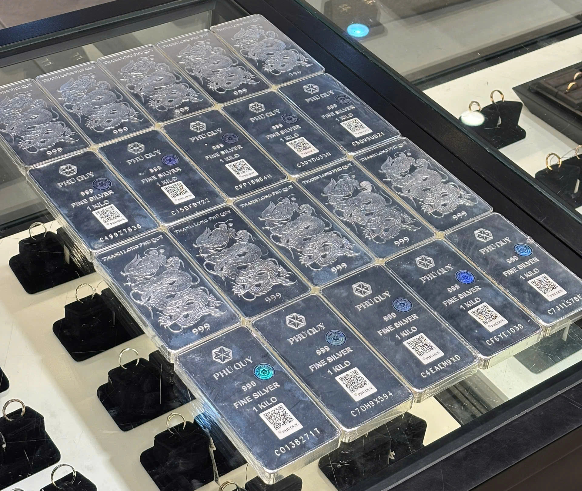 Giá vàng, giá bạc giảm 'chóng mặt', mất ngay 7,5 triệu/lượng - Ảnh 1.