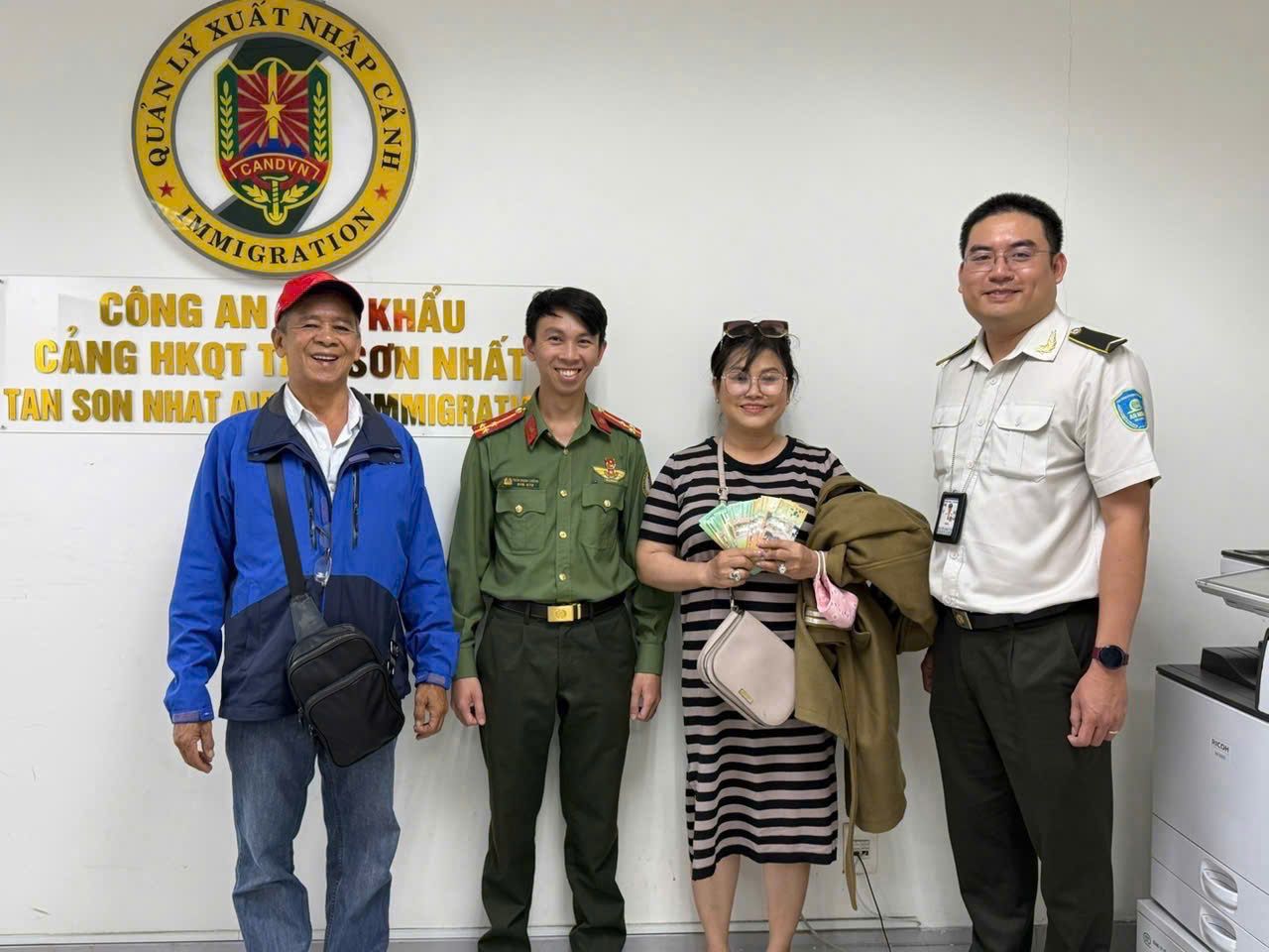 Nhiều tỉ đồng, vàng thất lạc được trao trả cho khách ở sân bay Tân Sơn Nhất- Ảnh 1. Nhiều tỉ đồng, vàng thất lạc được trao trả cho khách ở sân bay Tân Sơn Nhất- Ảnh 1.