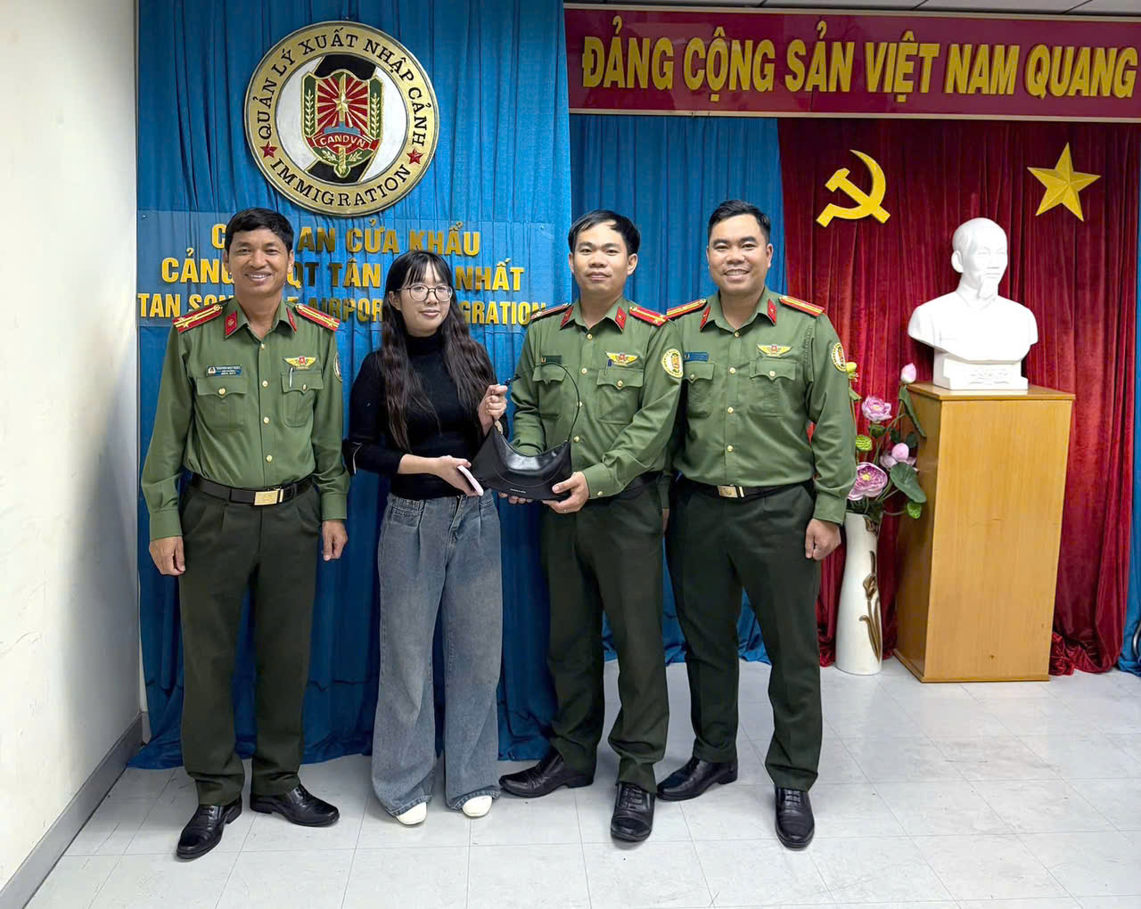 Nhiều tỉ đồng, vàng thất lạc được trao trả cho khách ở sân bay Tân Sơn Nhất- Ảnh 3. Nhiều tỉ đồng, vàng thất lạc được trao trả cho khách ở sân bay Tân Sơn Nhất- Ảnh 3.