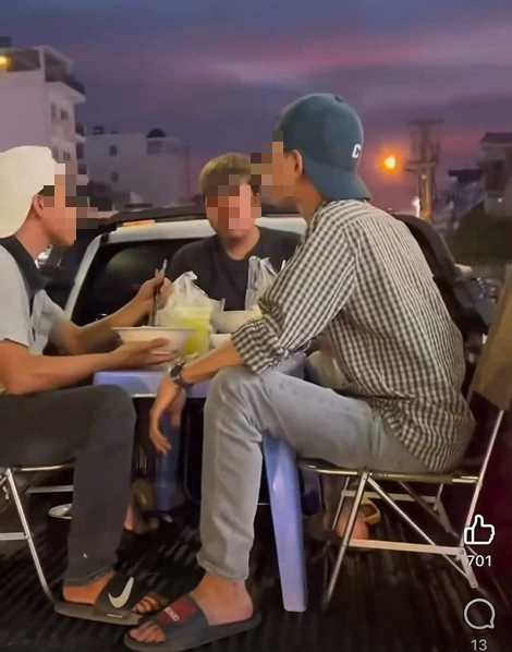 Nh&oacute;m người b&agrave;y b&agrave;n ghế, ngồi ăn tr&ecirc;n th&ugrave;ng xe b&aacute;n tải đang chạy ở TP.HCM  - Ảnh 1.