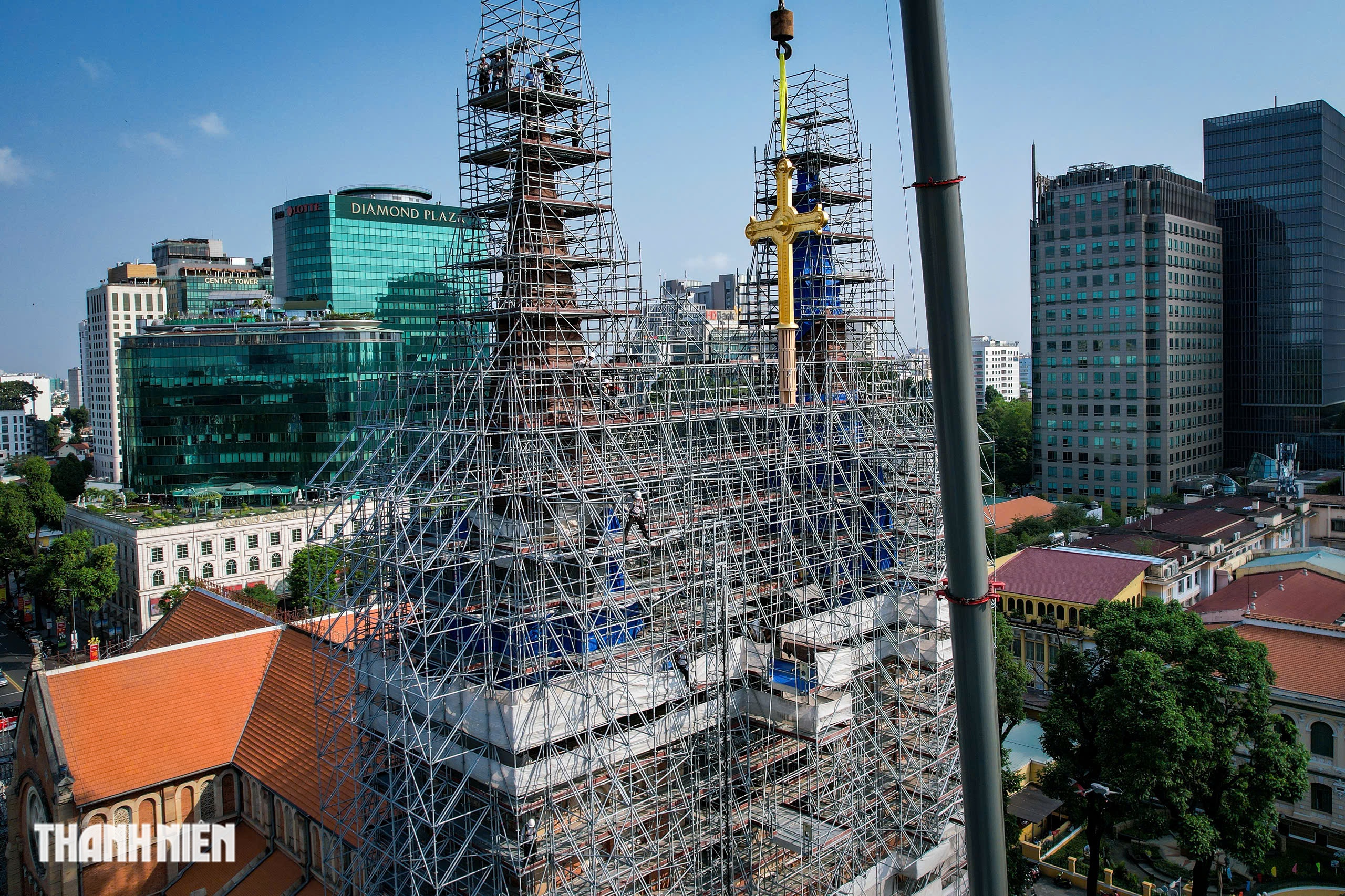 Th&aacute;nh gi&aacute; trở lại đỉnh Nh&agrave; thờ Đức B&agrave;, nhiều người nghẹn ng&agrave;o - Ảnh 10.