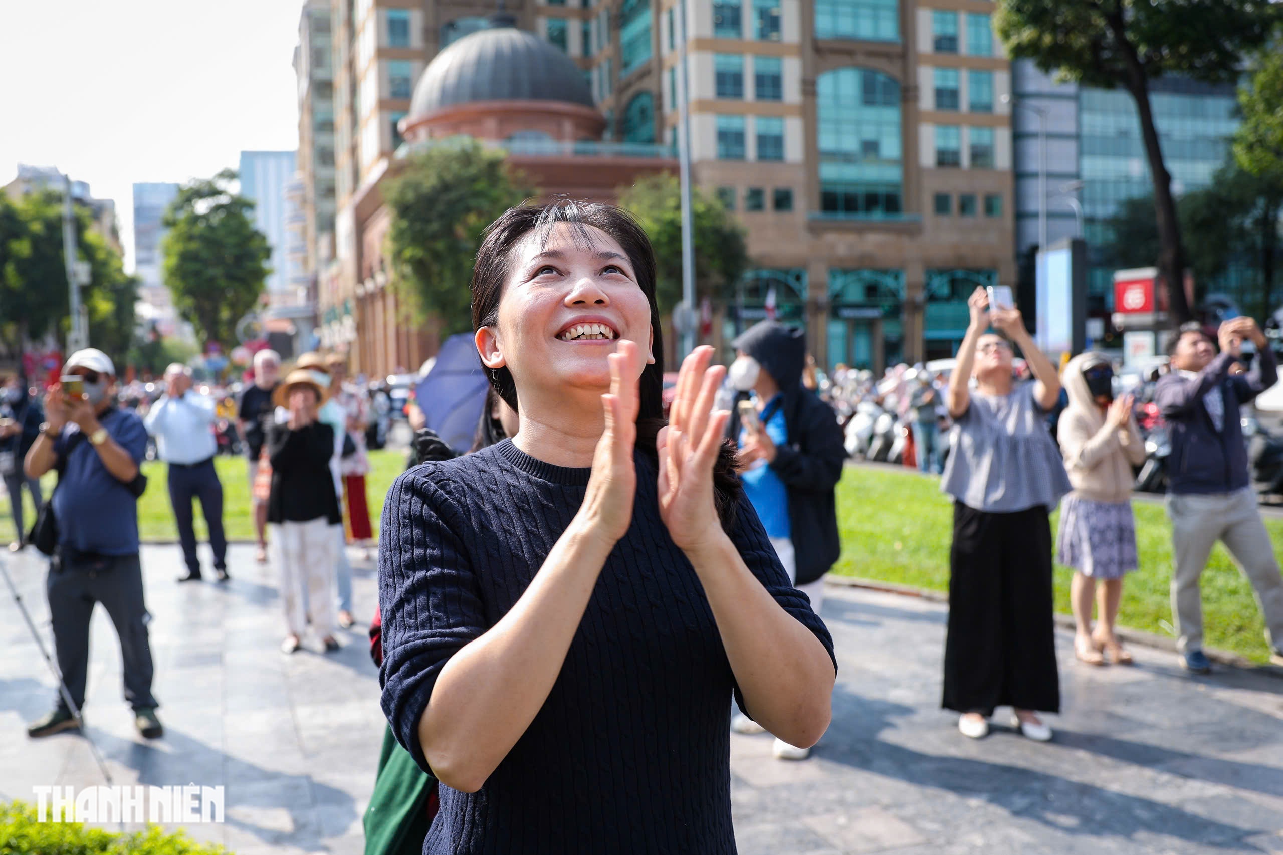 Th&aacute;nh gi&aacute; trở lại đỉnh Nh&agrave; thờ Đức B&agrave;, nhiều người nghẹn ng&agrave;o - Ảnh 20.