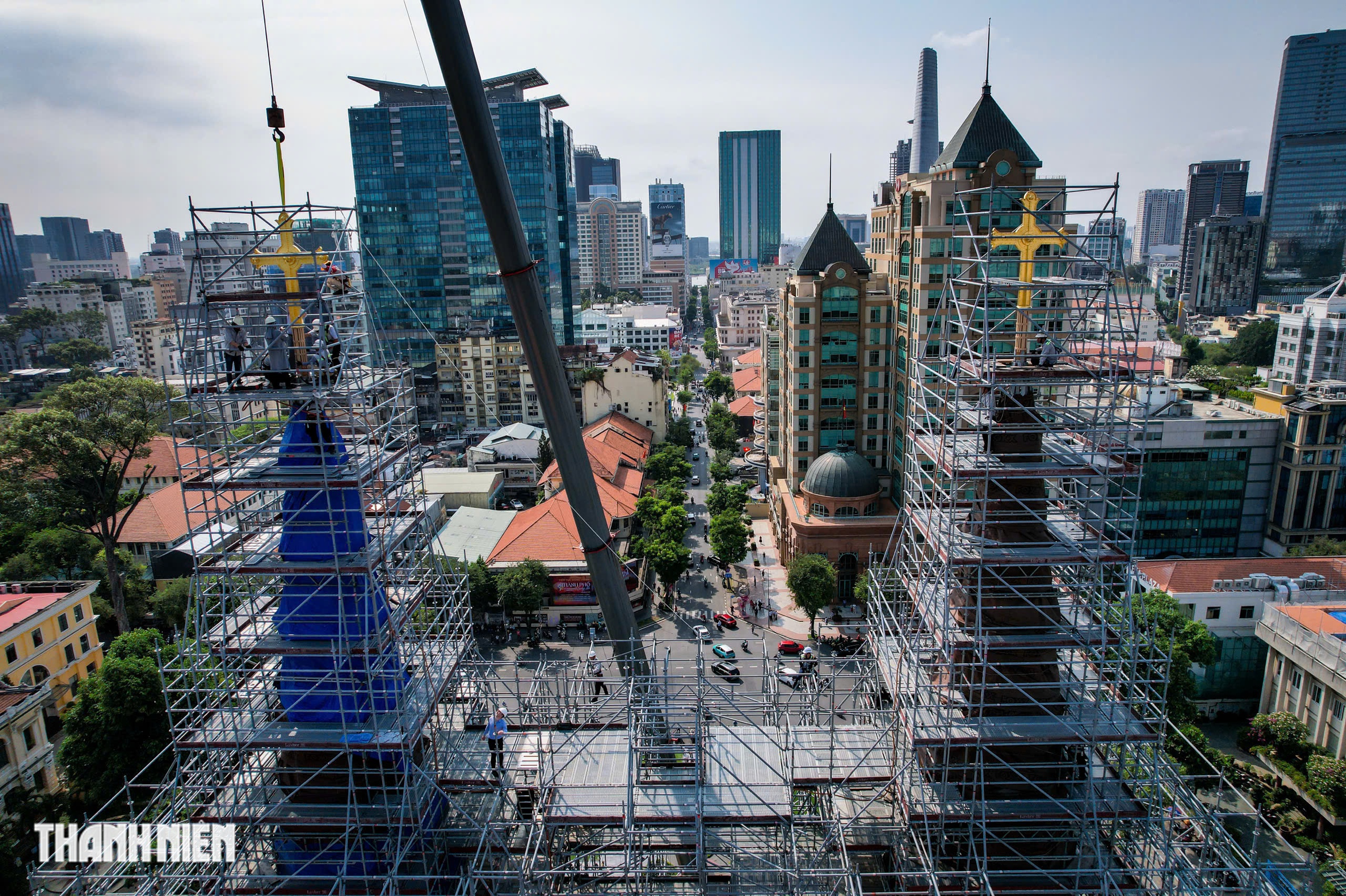 Th&aacute;nh gi&aacute; trở lại đỉnh Nh&agrave; thờ Đức B&agrave;, nhiều người nghẹn ng&agrave;o - Ảnh 15.