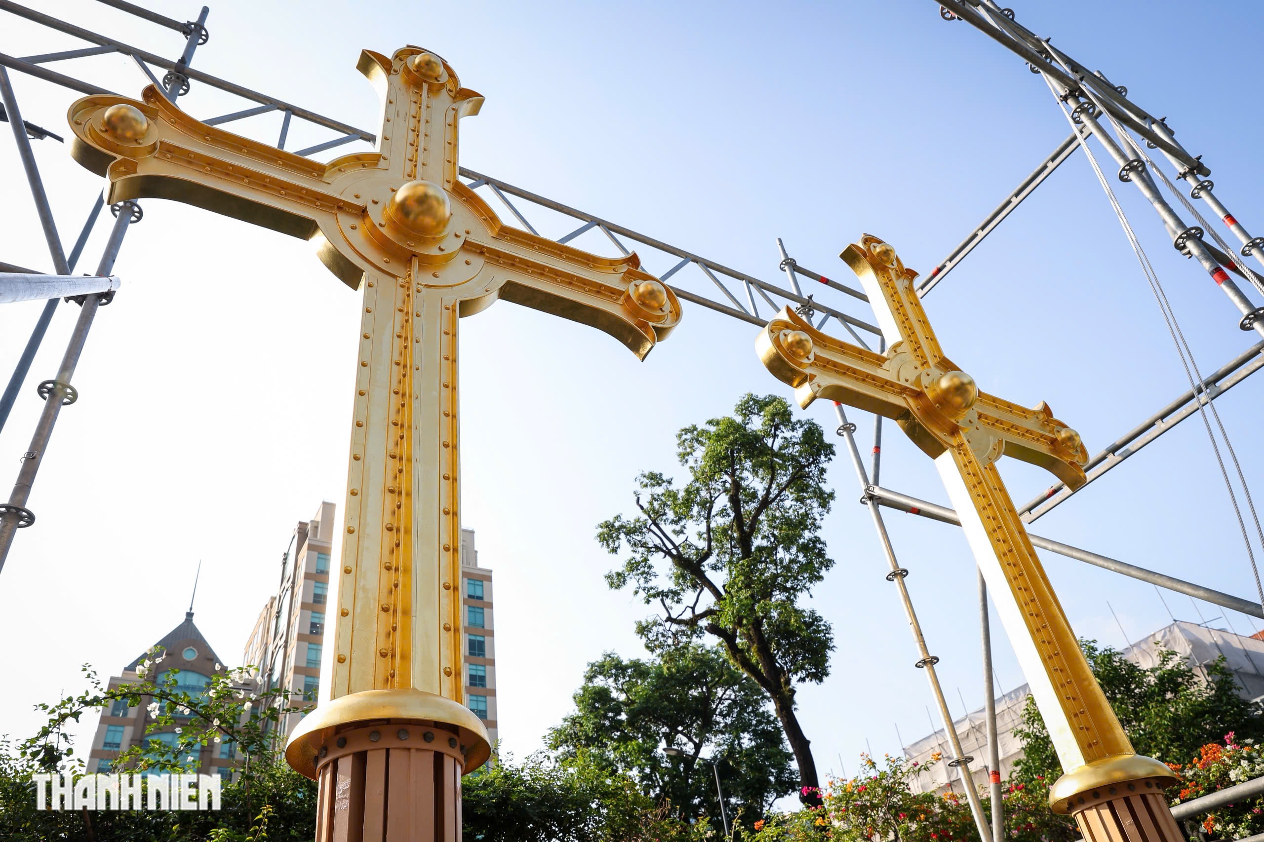 Th&aacute;nh gi&aacute; trở lại đỉnh Nh&agrave; thờ Đức B&agrave;, nhiều người nghẹn ng&agrave;o - Ảnh 1.