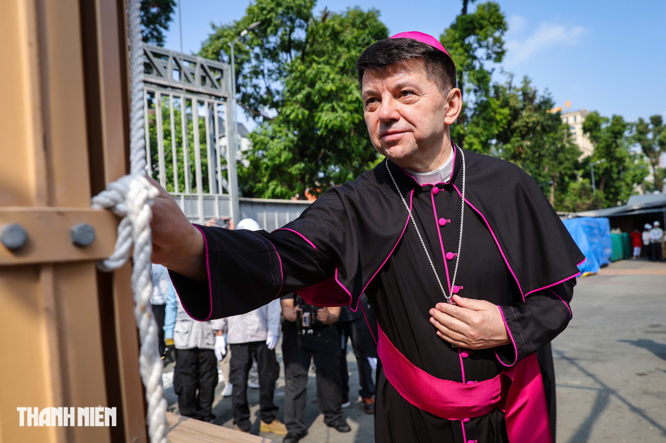 Th&aacute;nh gi&aacute; trở lại đỉnh Nh&agrave; thờ Đức B&agrave;, nhiều người nghẹn ng&agrave;o - Ảnh 5.
