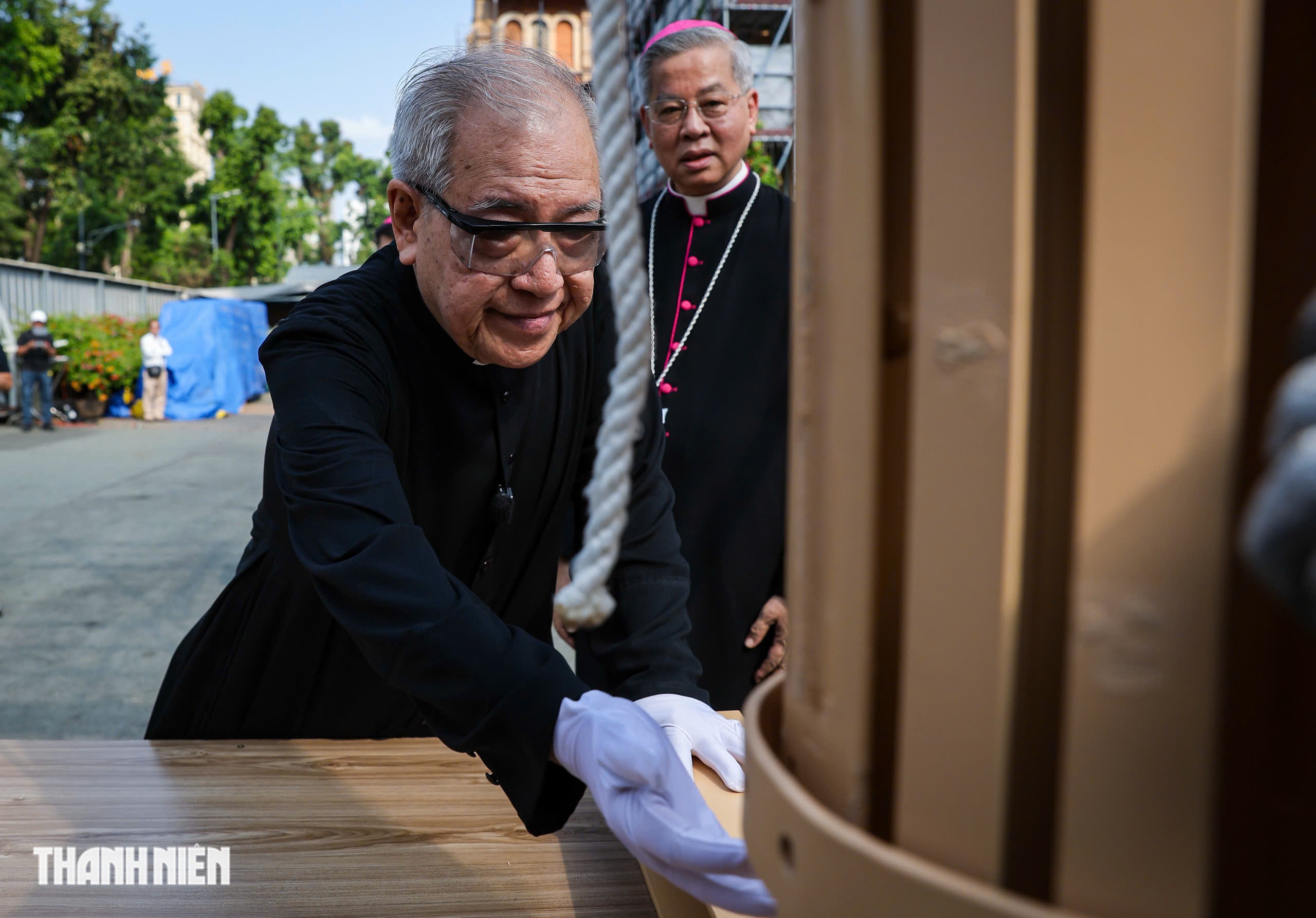 Th&aacute;nh gi&aacute; trở lại đỉnh Nh&agrave; thờ Đức B&agrave;, nhiều người nghẹn ng&agrave;o - Ảnh 6.