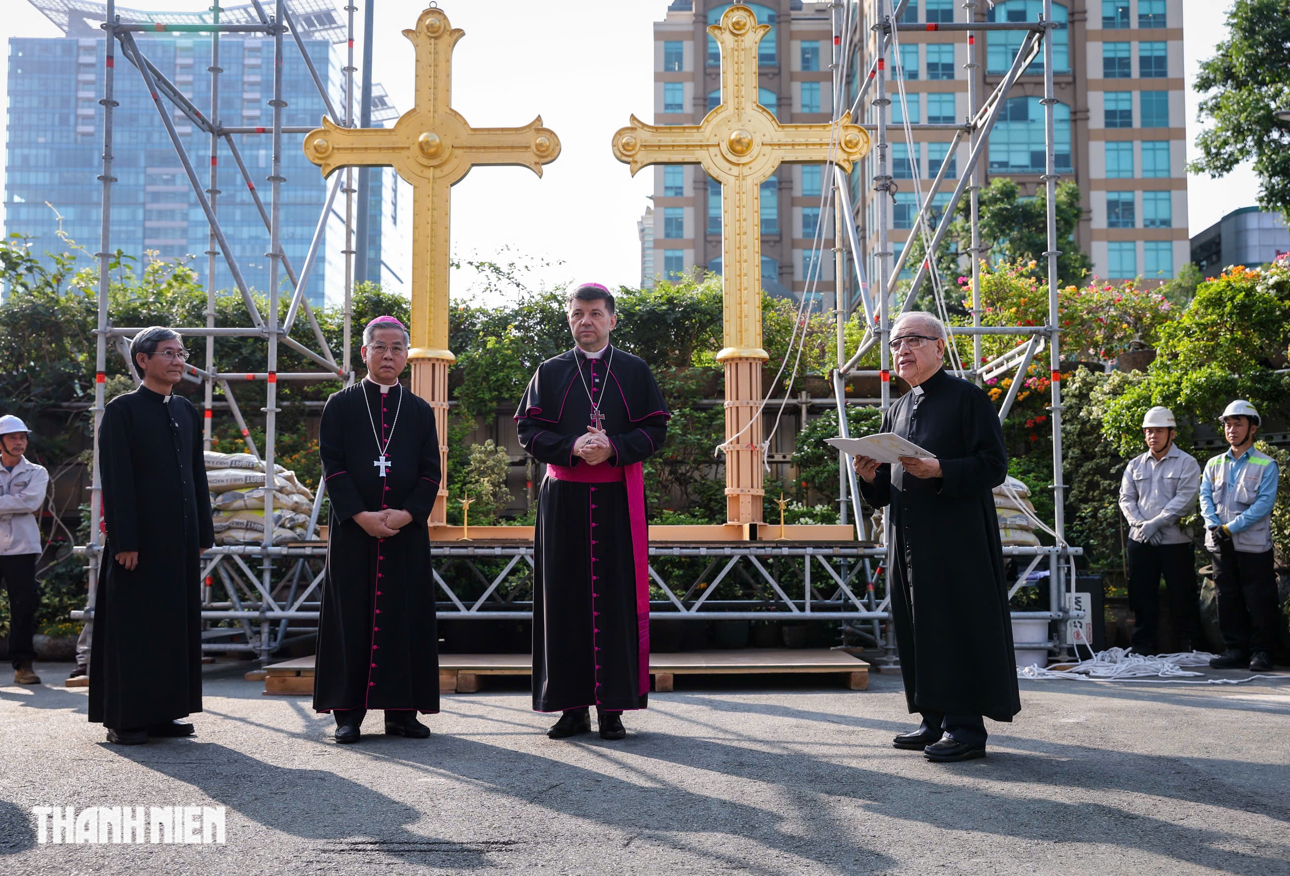 Th&aacute;nh gi&aacute; trở lại đỉnh Nh&agrave; thờ Đức B&agrave;, nhiều người nghẹn ng&agrave;o - Ảnh 2.