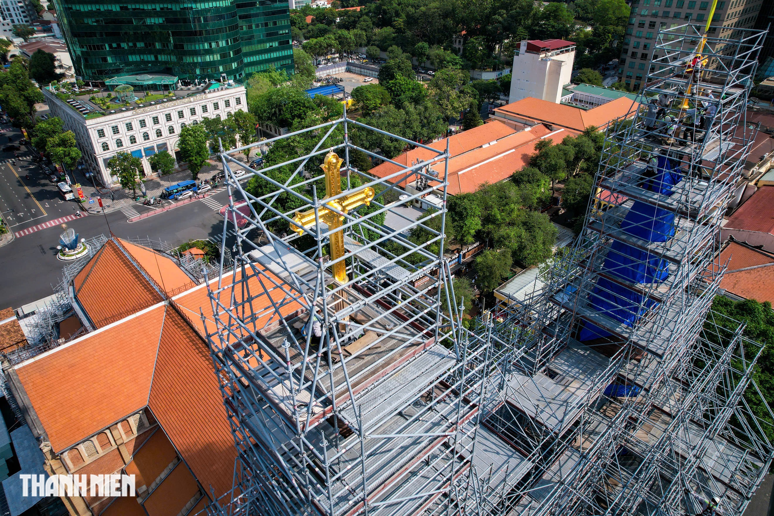 Th&aacute;nh gi&aacute; trở lại đỉnh Nh&agrave; thờ Đức B&agrave;, nhiều người nghẹn ng&agrave;o - Ảnh 11.