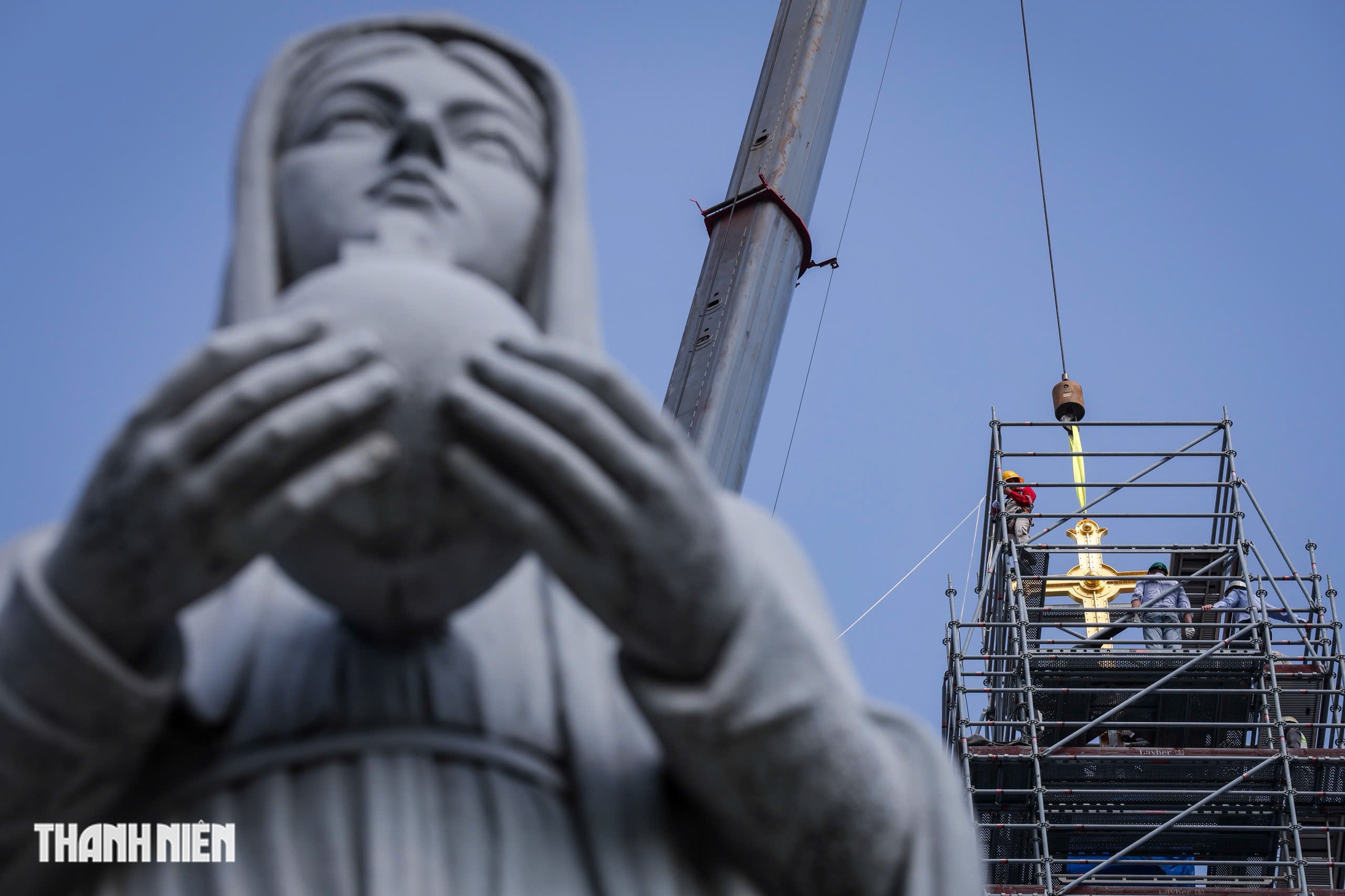 Th&aacute;nh gi&aacute; trở lại đỉnh Nh&agrave; thờ Đức B&agrave;, nhiều người nghẹn ng&agrave;o - Ảnh 13.