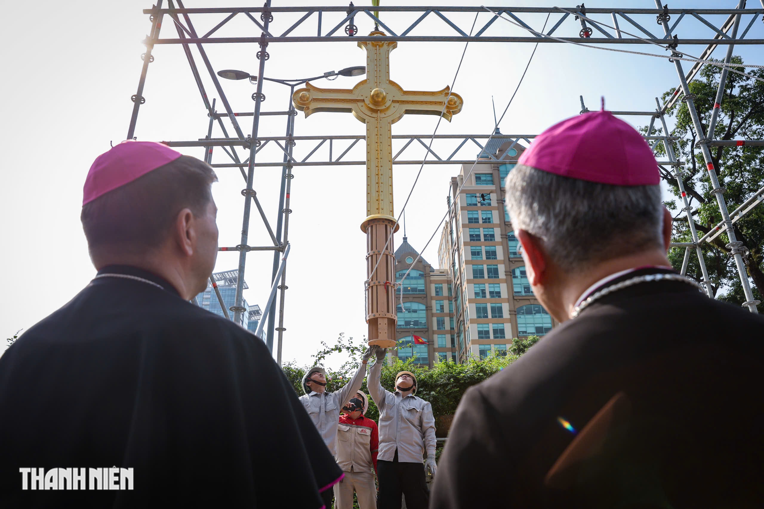 Th&aacute;nh gi&aacute; trở lại đỉnh Nh&agrave; thờ Đức B&agrave;, nhiều người nghẹn ng&agrave;o - Ảnh 4.